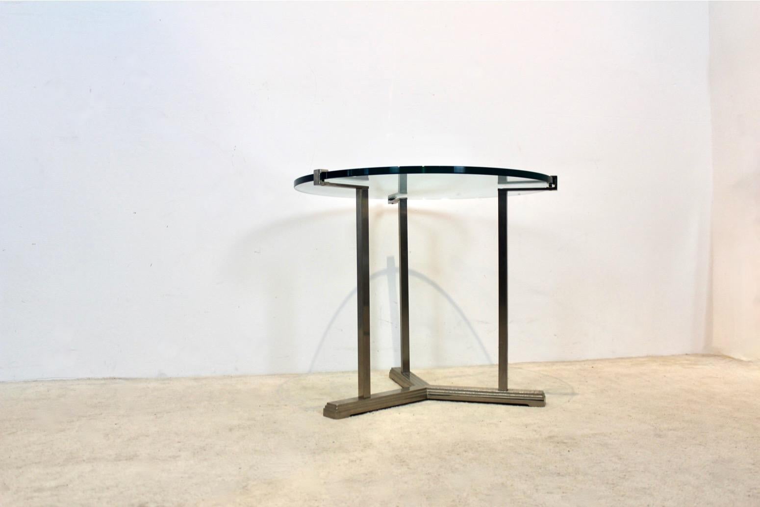 20ième siècle Table d'appoint ronde sophistiquée Peter Ghyczy en laiton et verre en vente