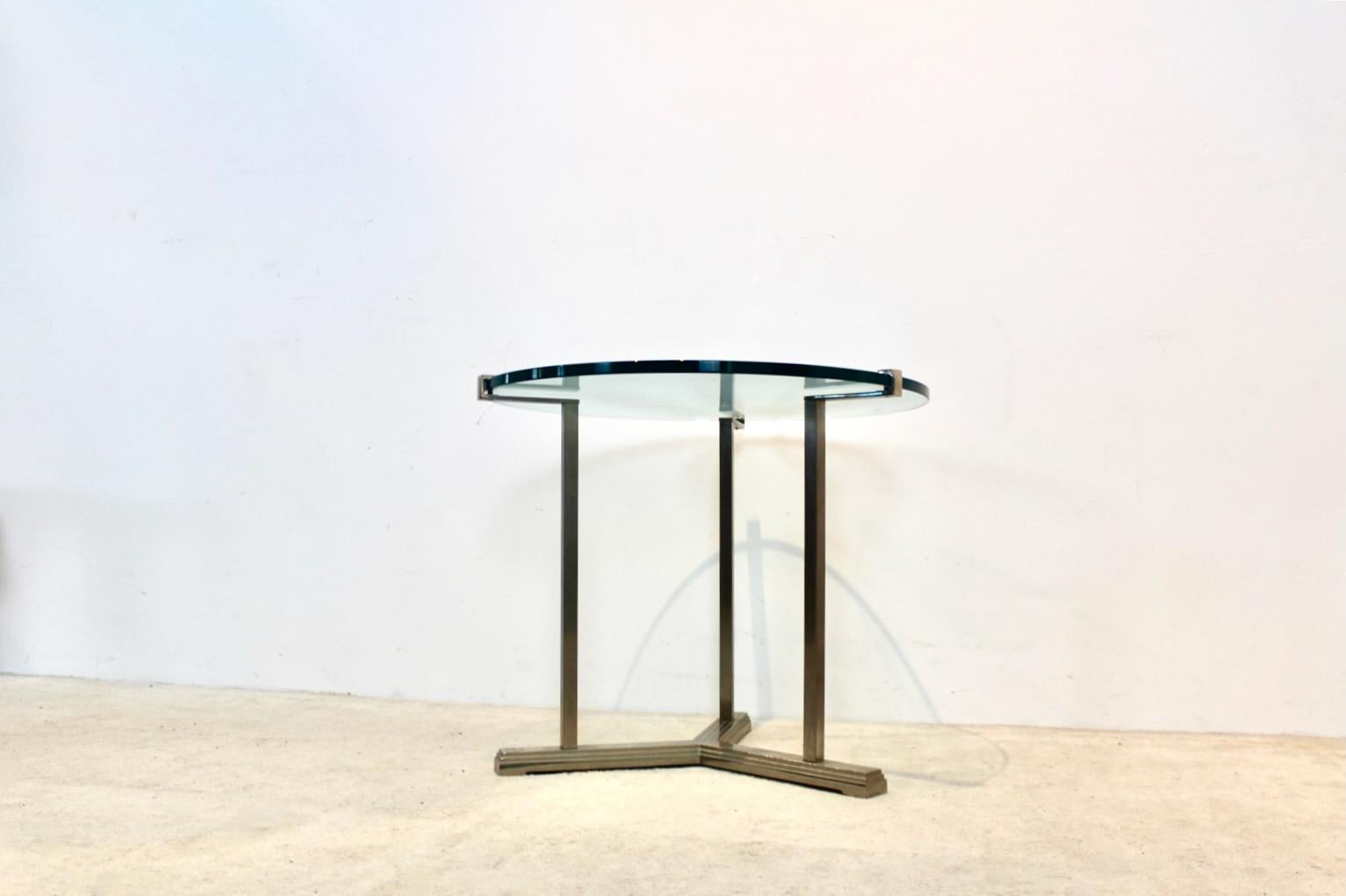 Laiton Table d'appoint ronde sophistiquée Peter Ghyczy en laiton et verre en vente