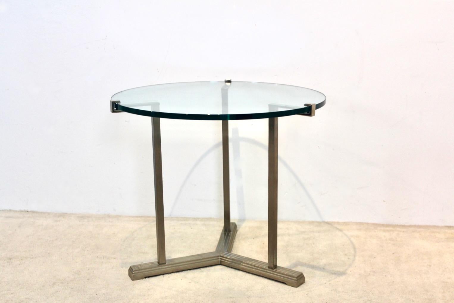 Table d'appoint ronde sophistiquée Peter Ghyczy en laiton et verre en vente 1