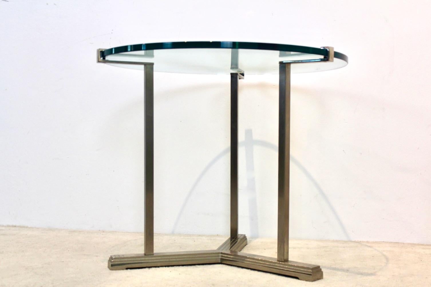 Table d'appoint ronde sophistiquée Peter Ghyczy en laiton et verre en vente 2