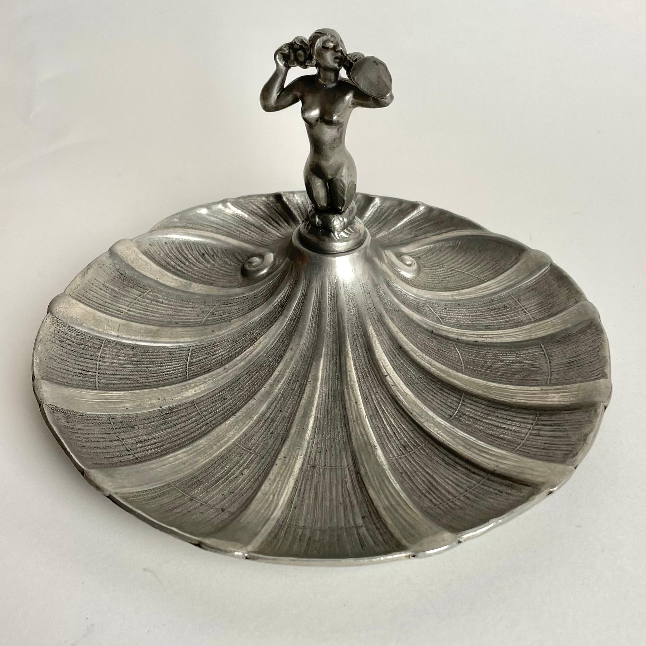 Sophisticated Pewter Serving Dish from GAB. Swedish Grace, from the 1920s In Good Condition For Sale In Knivsta, SE