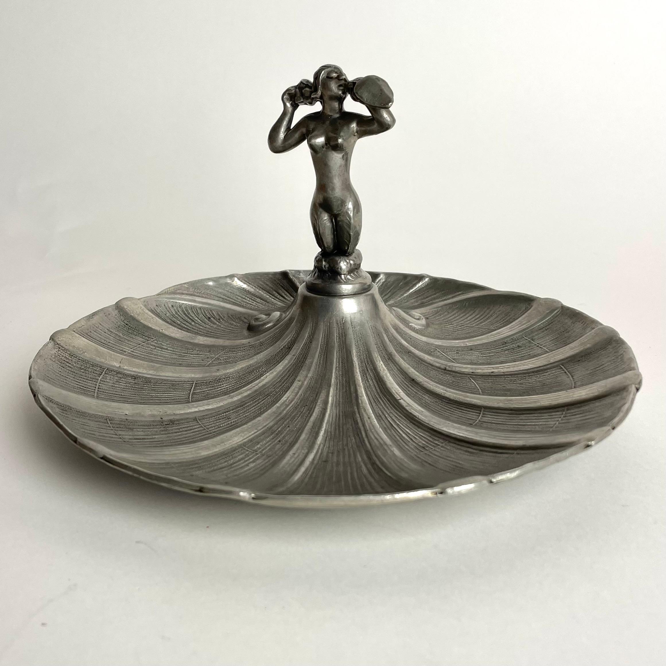 Early 20th Century Sophisticated Pewter Serving Dish from GAB. Swedish Grace, from the 1920s For Sale