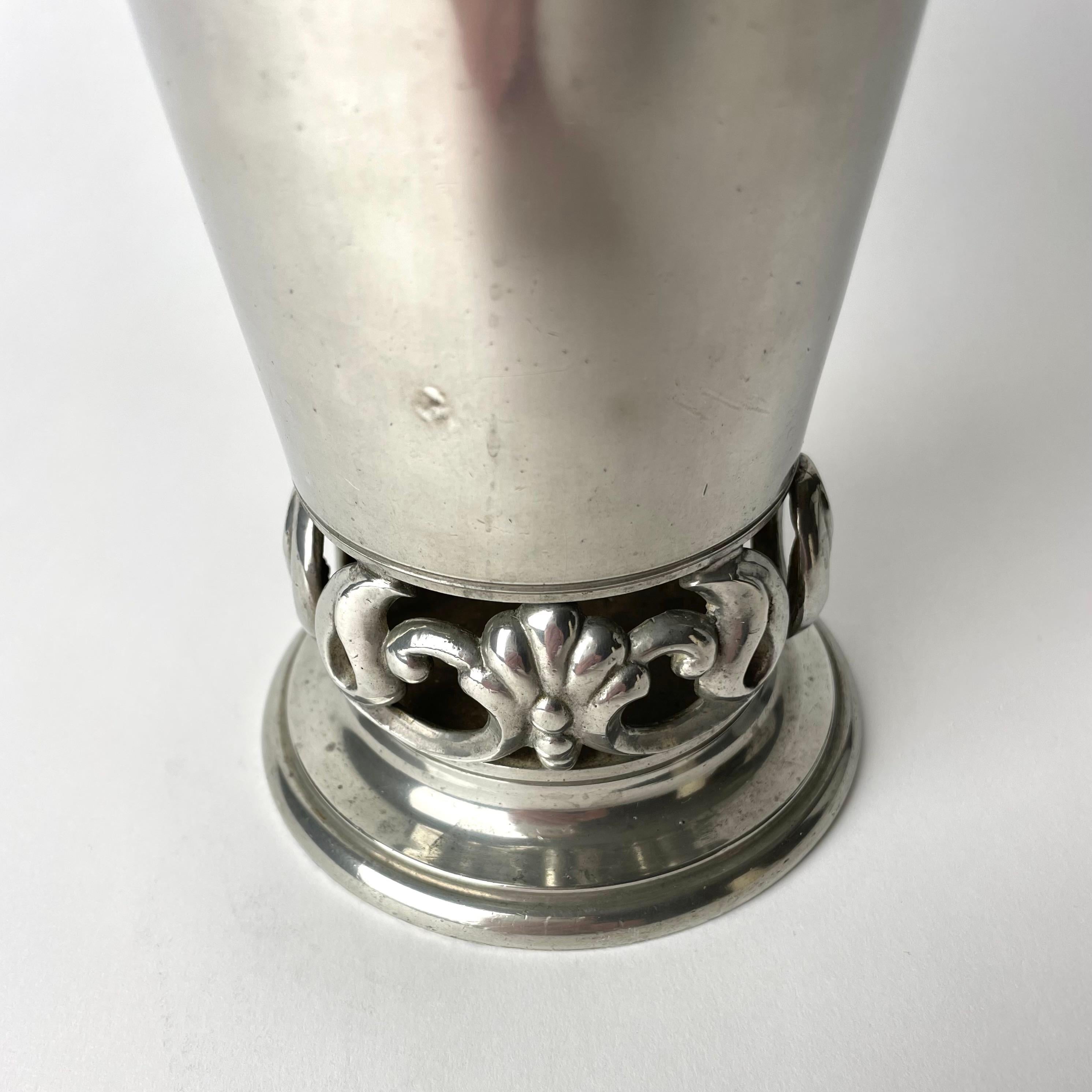 Sophisticated pewter vase in Swedish Grace dated 1932 In Good Condition For Sale In Knivsta, SE