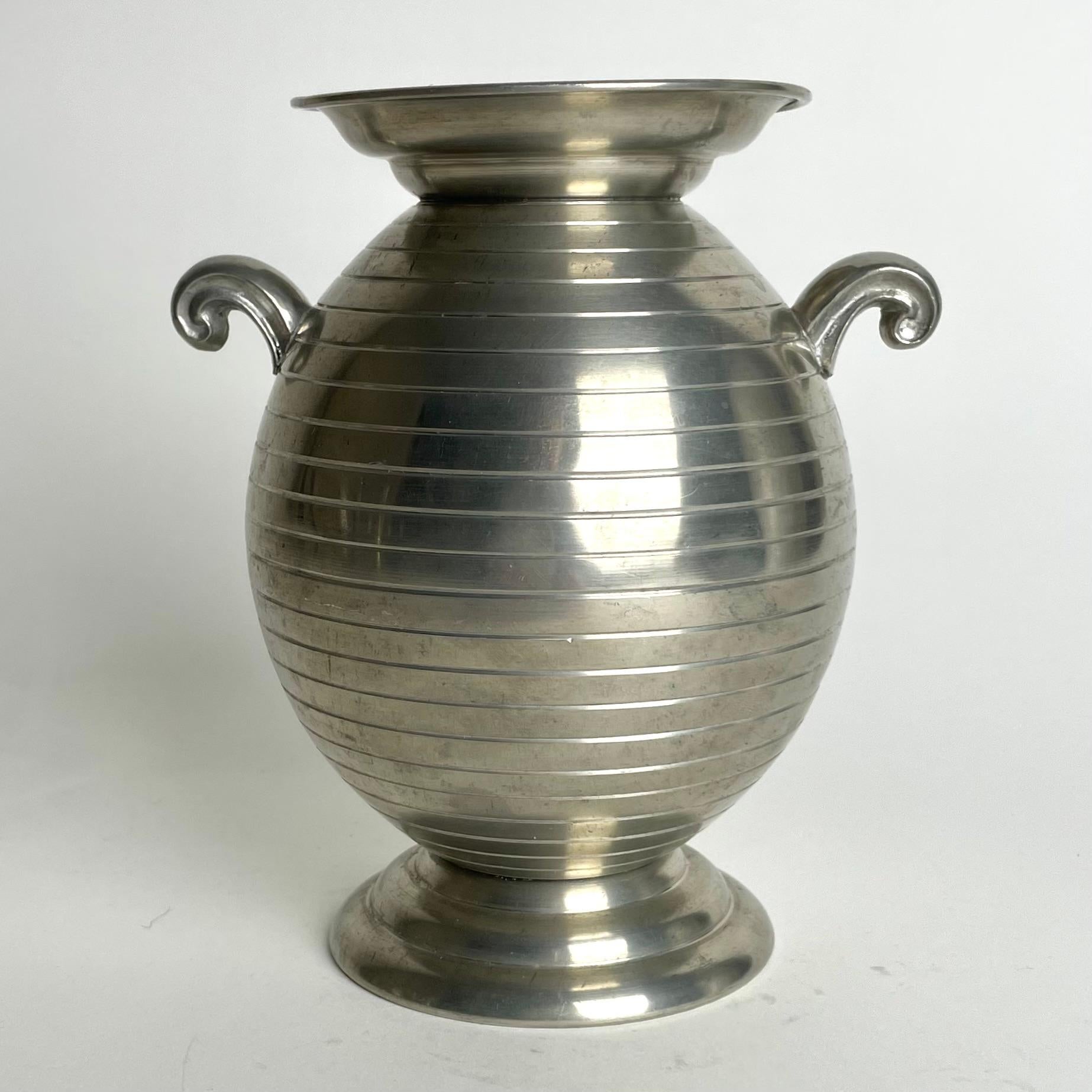 Sophisticated pewter vase in Swedish Grace dated 1936 In Good Condition For Sale In Knivsta, SE