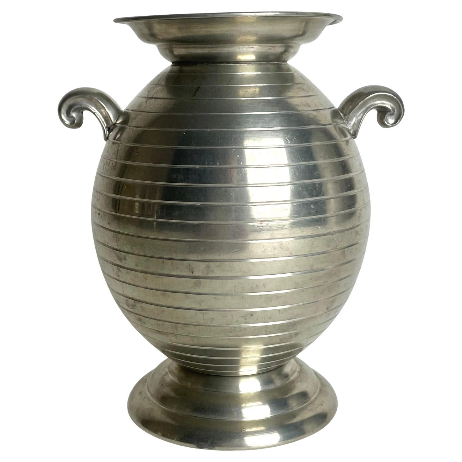 Sophisticated pewter vase in Swedish Grace dated 1936 For Sale