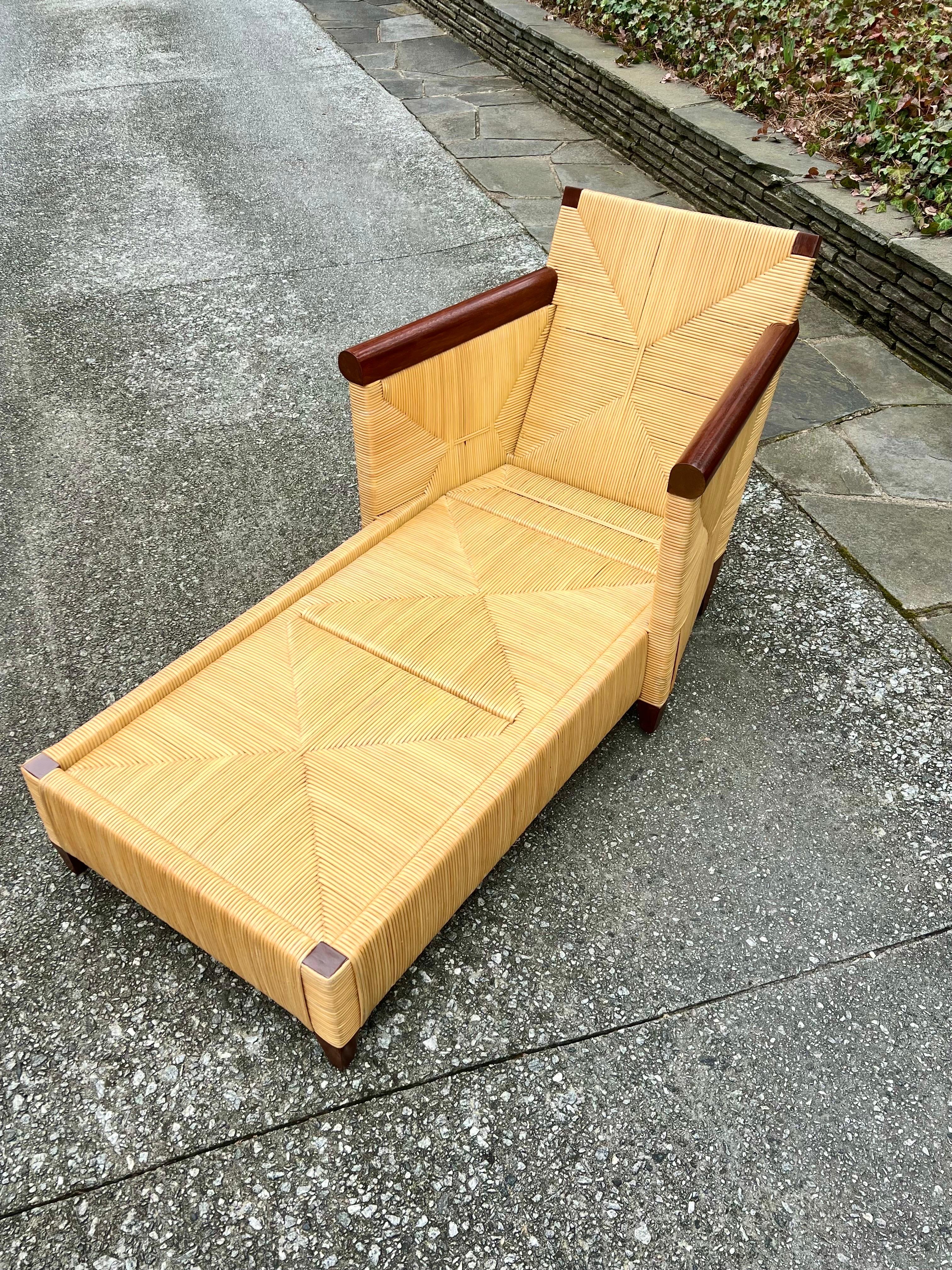Americano Sofisticata chaise longue in canna di giunco restaurata di John Hutton per Donghia in vendita