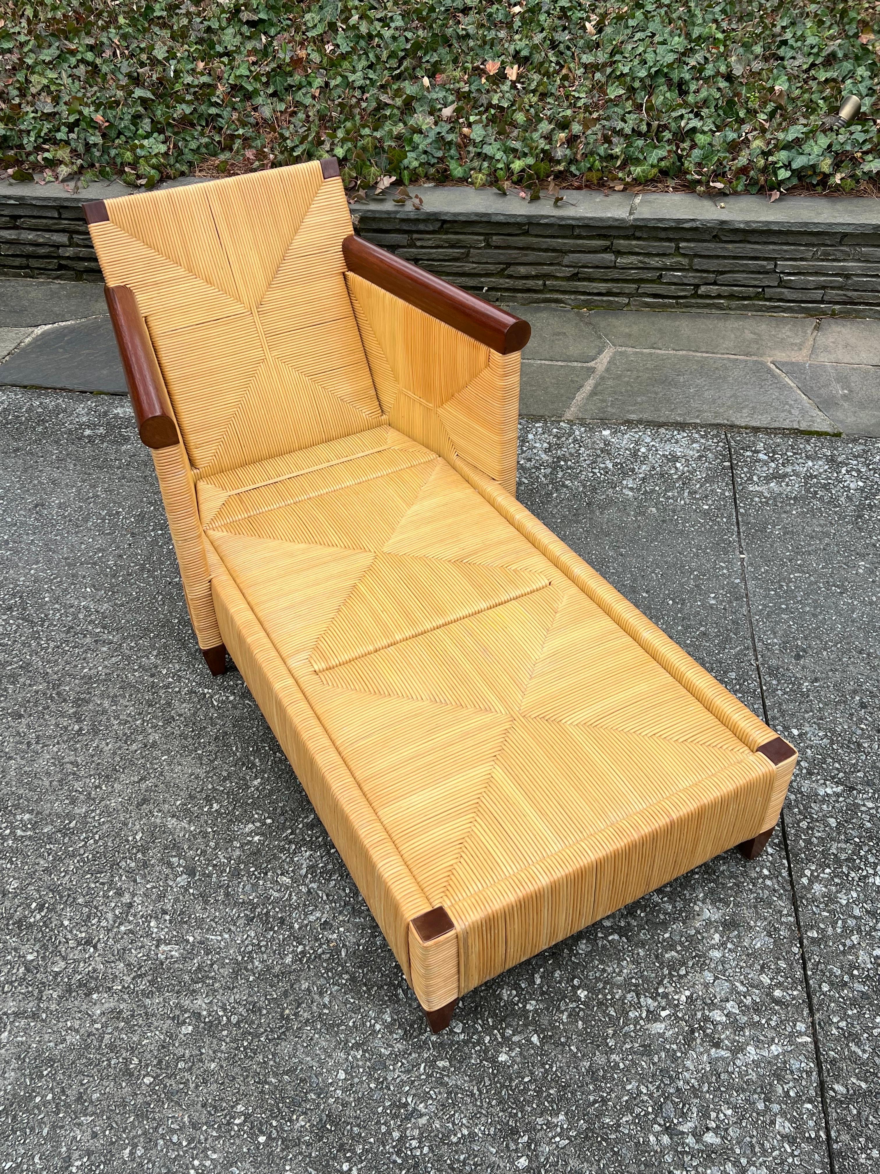 Sofisticata chaise longue in canna di giunco restaurata di John Hutton per Donghia in vendita 1