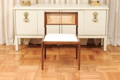 Sofisticado conjunto restaurado de 12 sillas de caña Klismos de nogal según Charles Allen