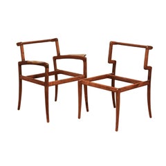 Sofisticado conjunto restaurado de 12 sillas laterales Klismos de nogal según Charles Allen