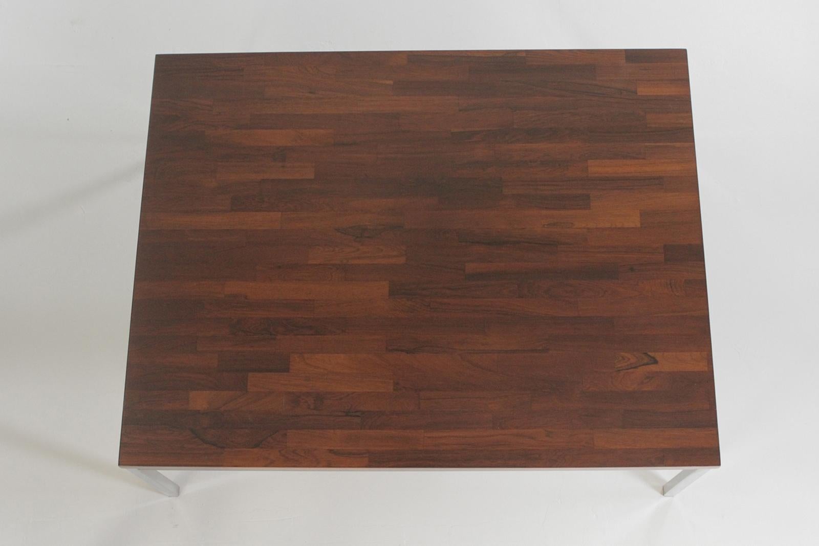 Mid-Century Modern Table basse sophistiquée en bois de rose et chrome à la manière de Florence Knoll en vente