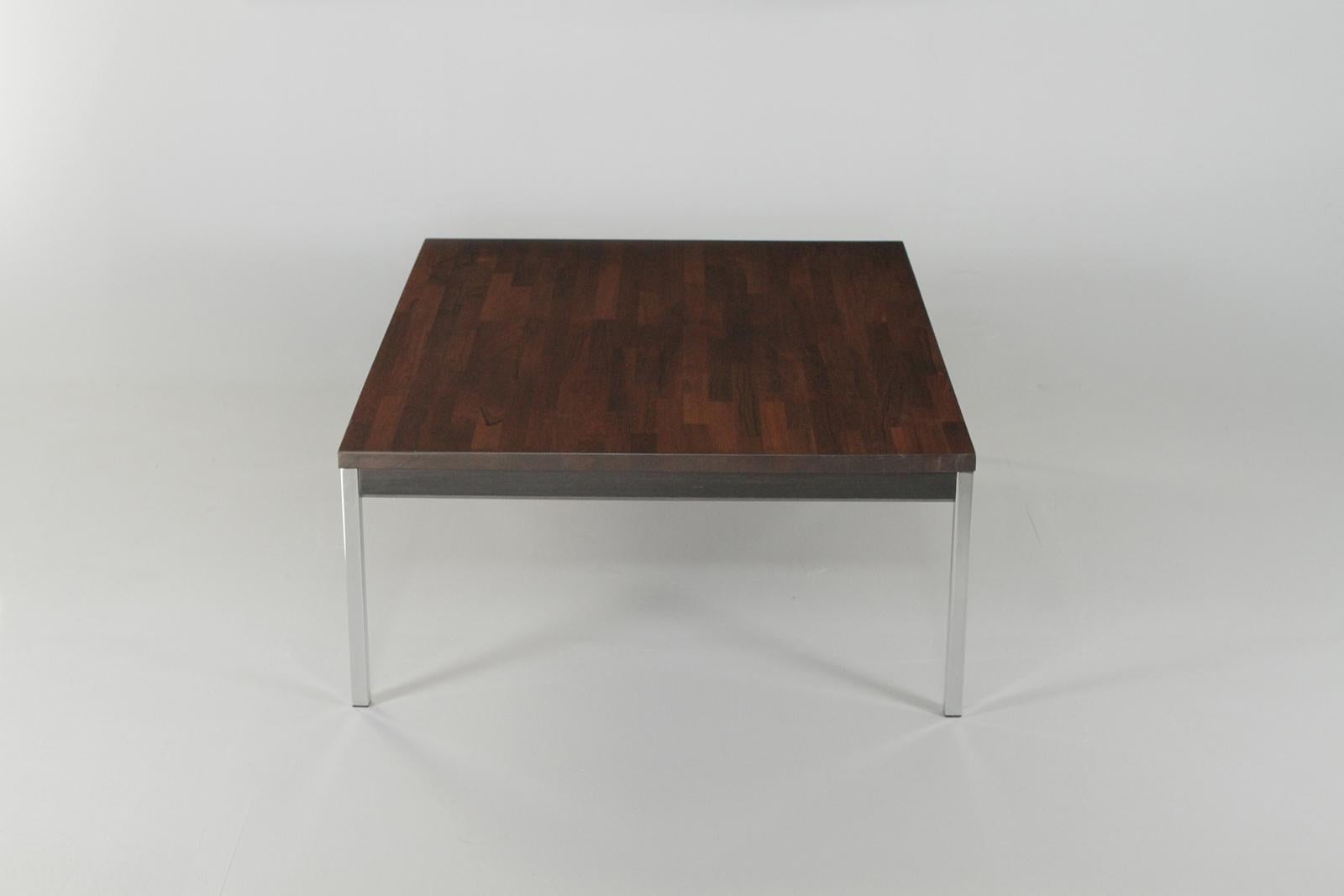 Placage Table basse sophistiquée en bois de rose et chrome à la manière de Florence Knoll en vente