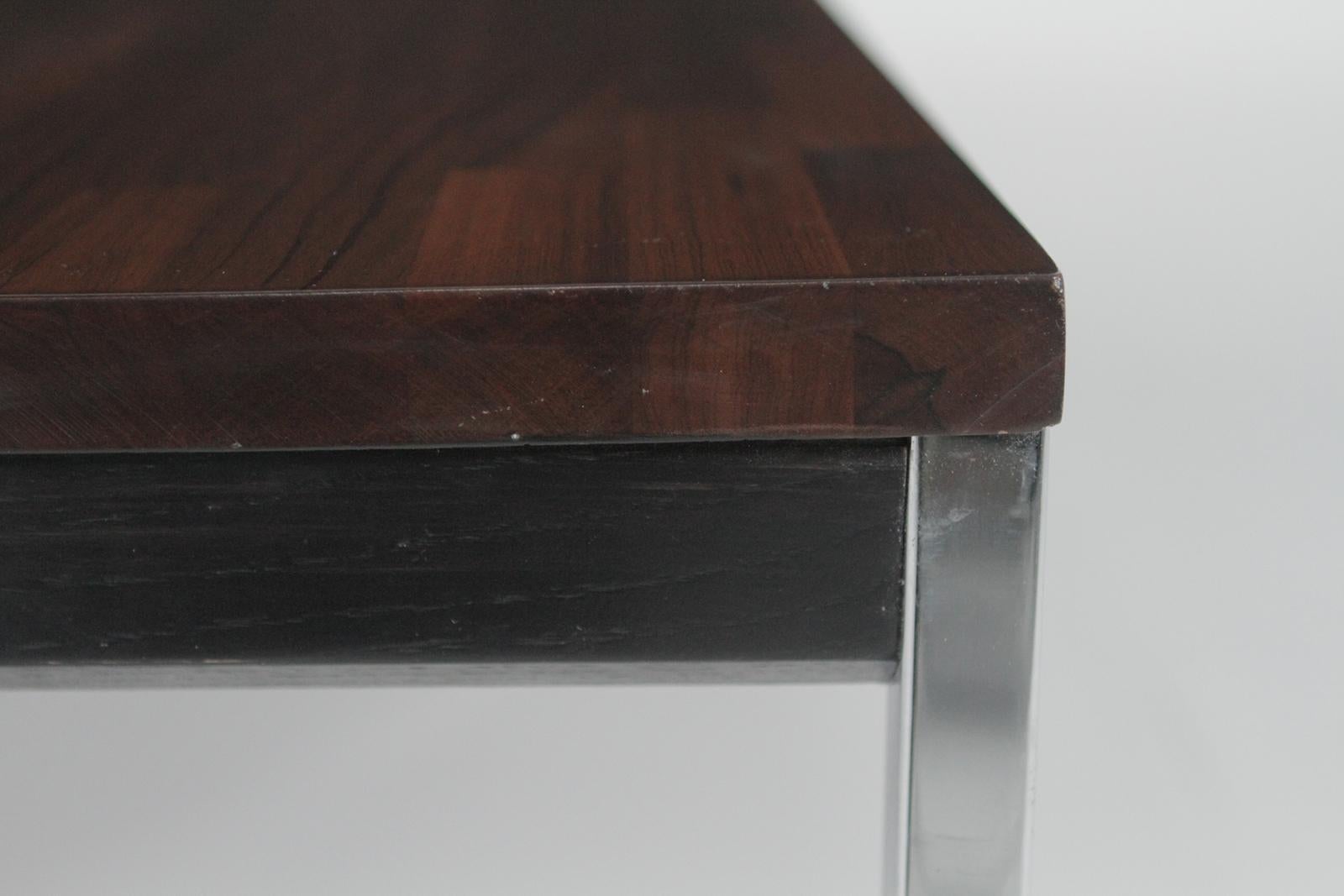 Fin du 20e siècle Table basse sophistiquée en bois de rose et chrome à la manière de Florence Knoll en vente