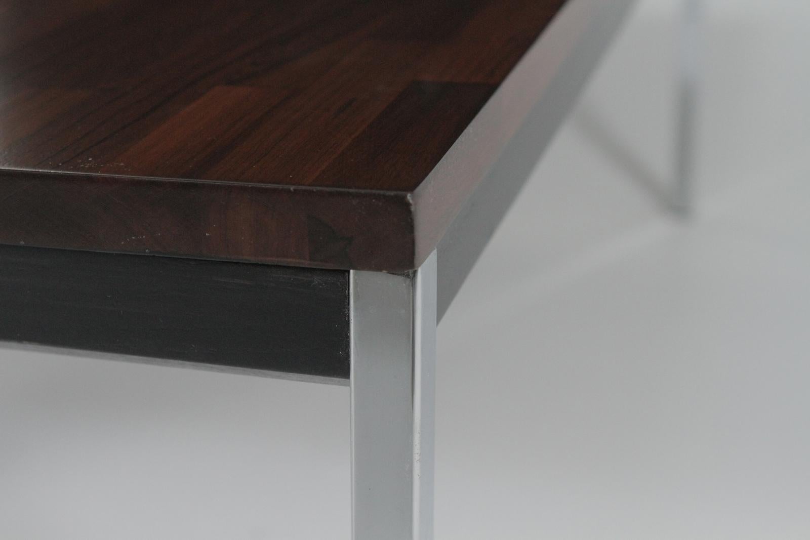 Veneer Sophisticated Rosewood and Chrome Coffee Table in the Manner of Florence Knoll For Sale
