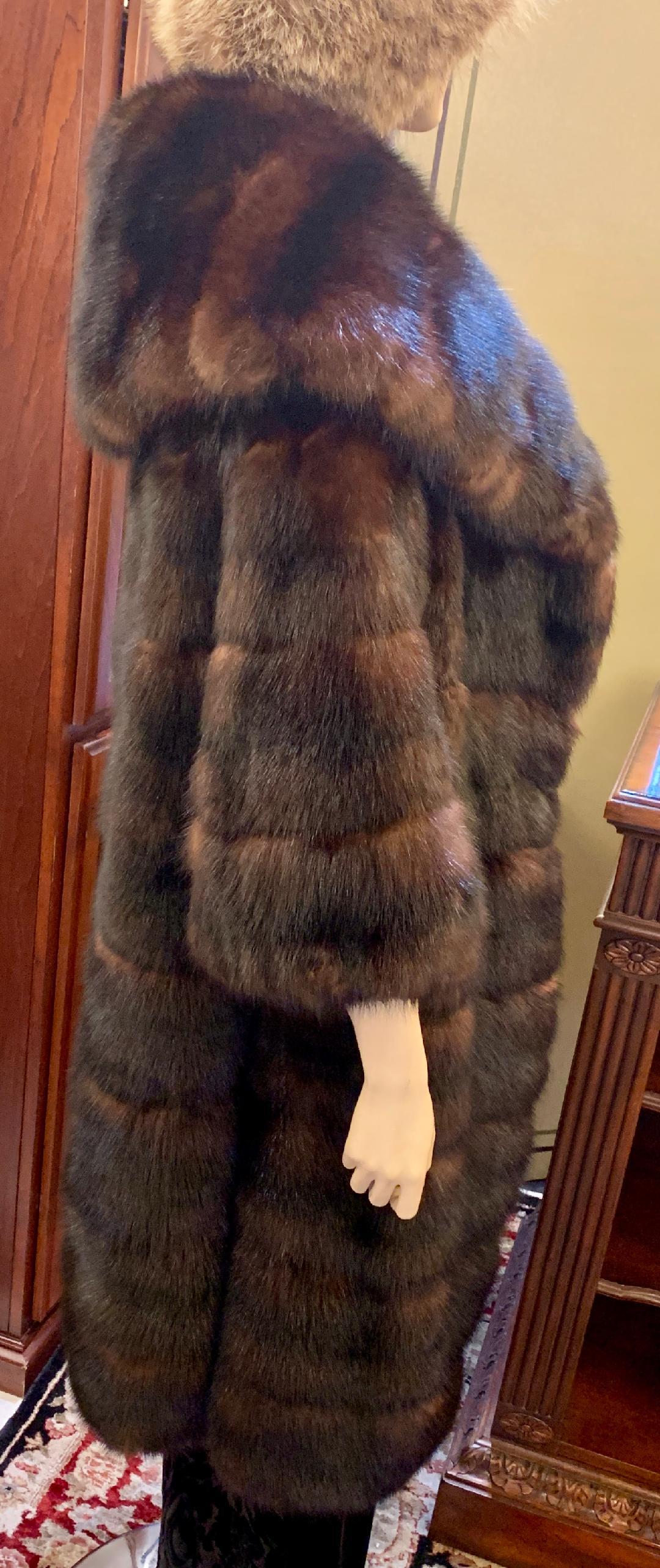 Manteau sophistiqué russe en fourrure de zibeline, manches 3/4 de long Excellent état - En vente à Tustin, CA