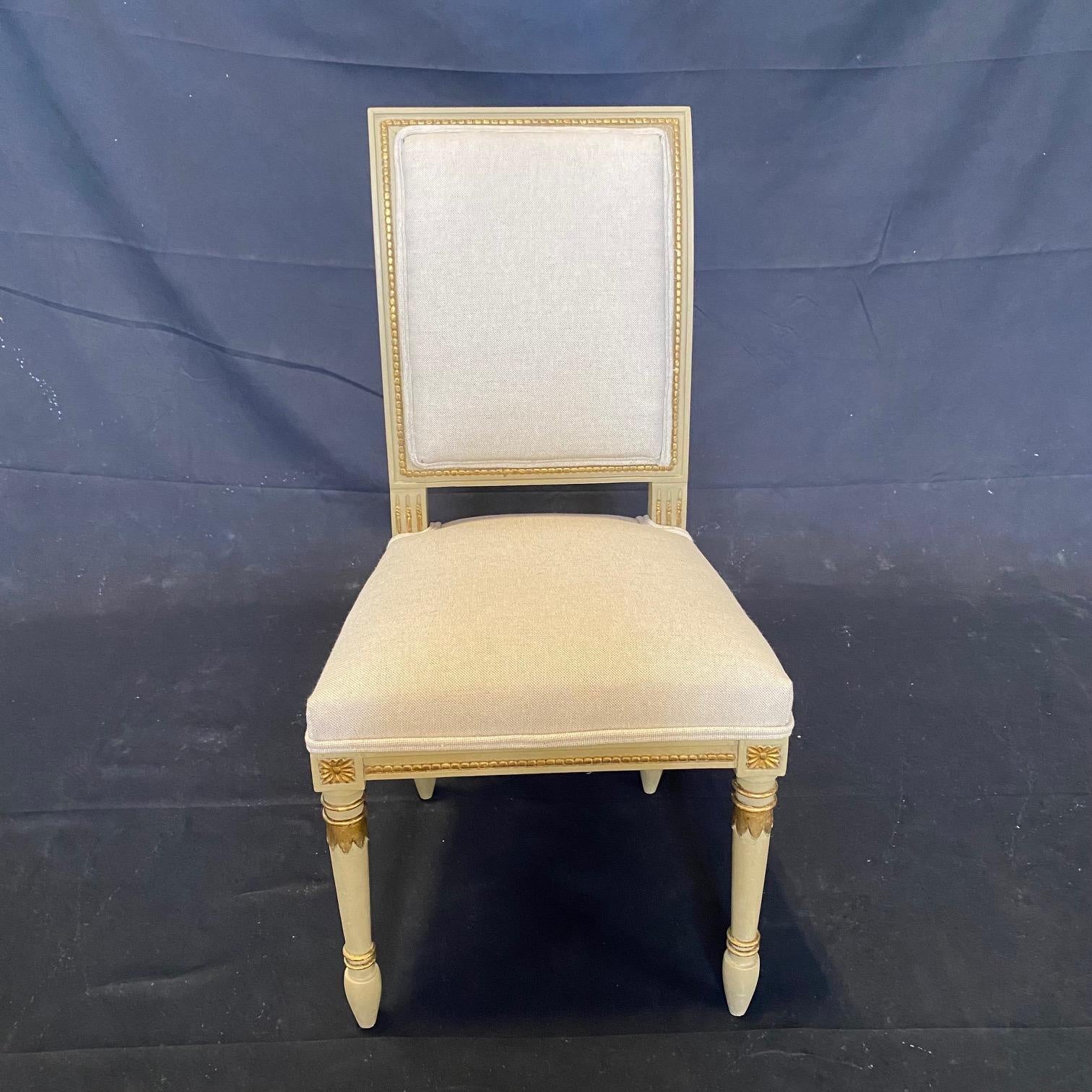 Ensemble de 4 chaises de style Louis XVI à la silhouette élégante et à la structure en bois sculpté, nouvellement tapissées d'un tissu neutre en coton et lin de haute qualité. Les chaises ont un dossier carré et une assise sculptée avec des détails