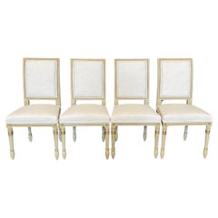 Ensemble sophistiqué de quatre chaises de salle à manger néoclassiques françaises du 19ème siècle