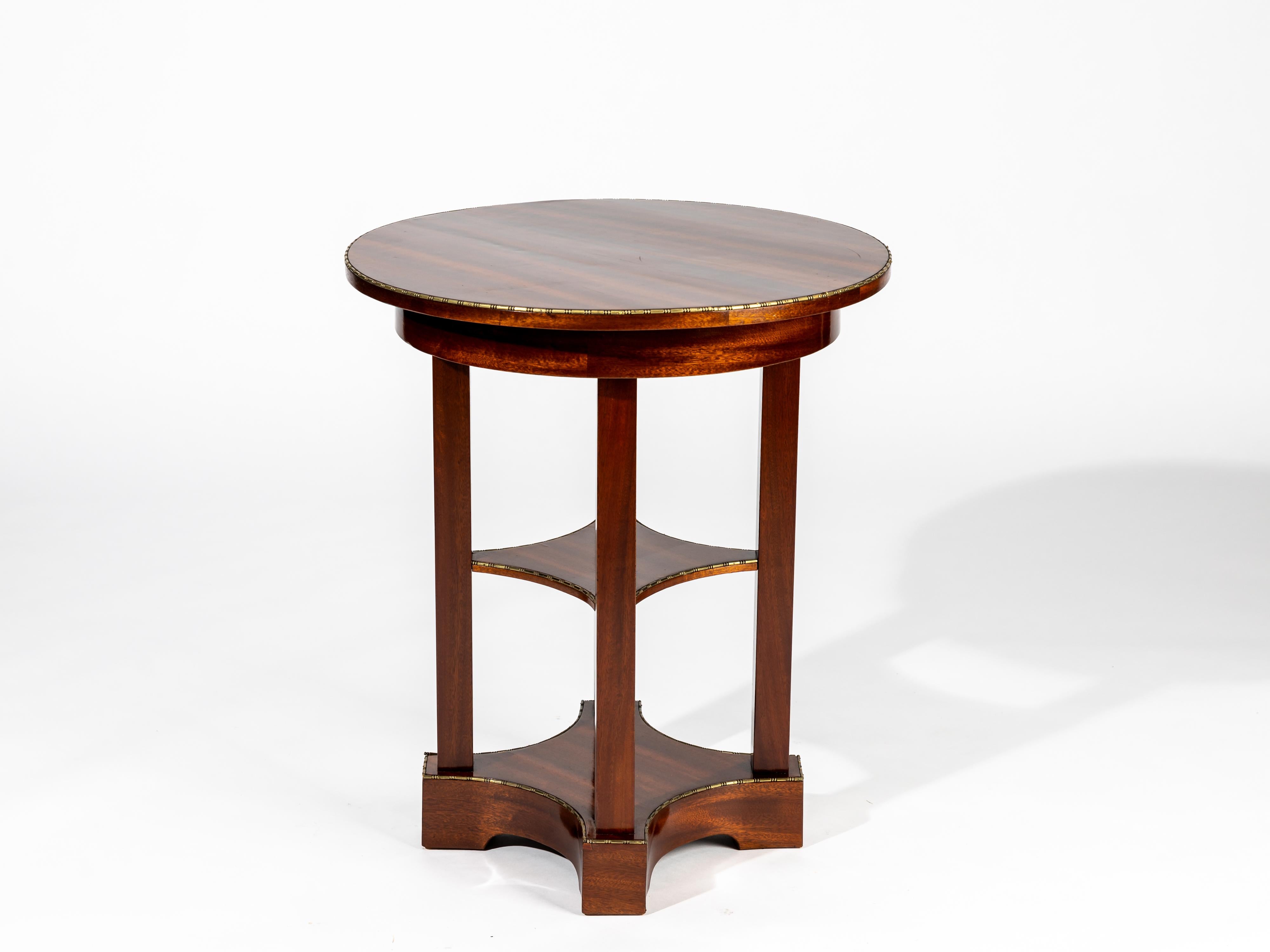Superbe table d'appoint / table basse de l'époque Jugendstil / Art Nouveau, un meuble typique de Vienne, Autriche. 

Un magnifique original à la construction passionnante et sophistiquée. La table ronde a quatre pieds entre lesquels se trouvent deux