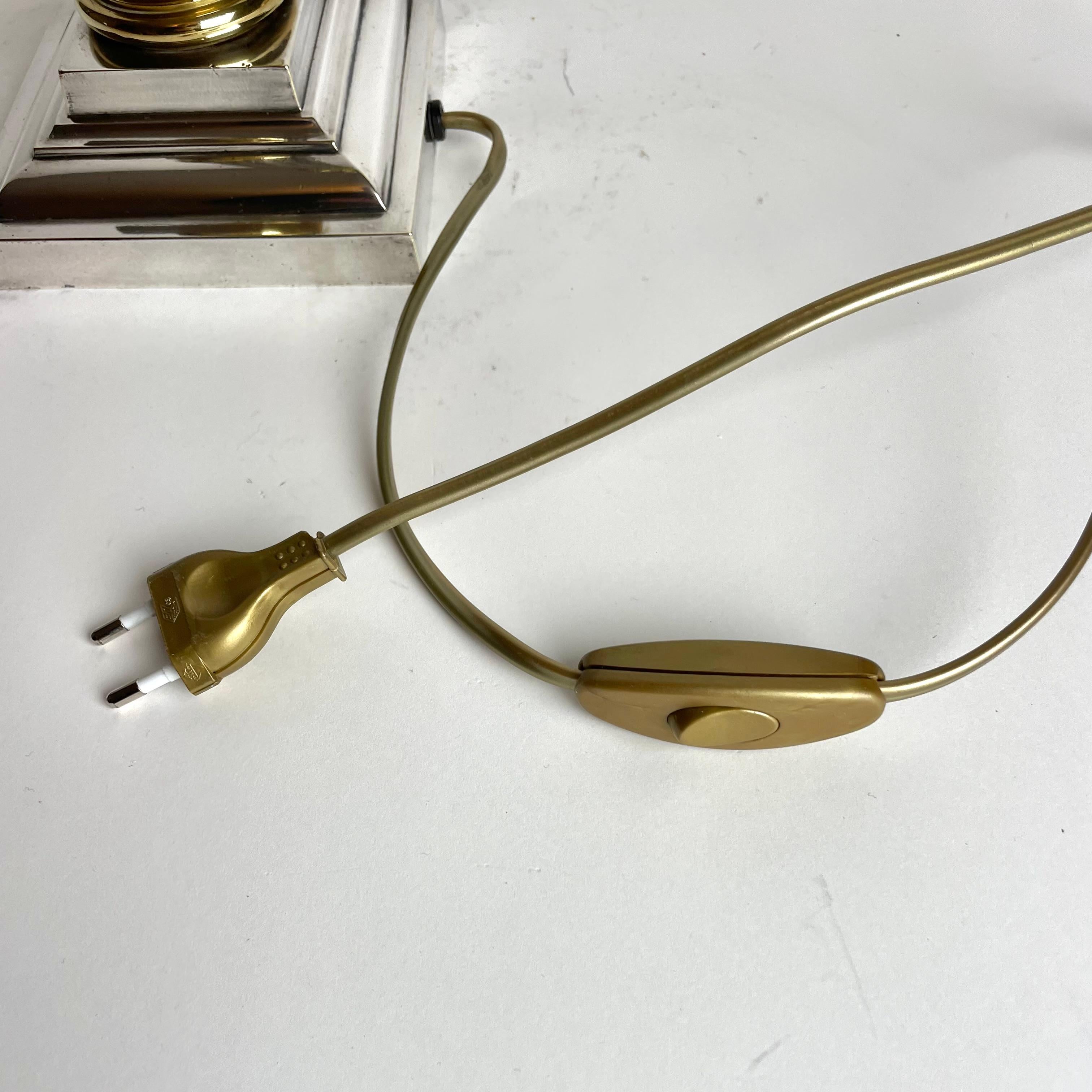 Raffinierte versilberte Tischlampe mit Messingdetails, spätes 19. Jahrhundert im Angebot 5