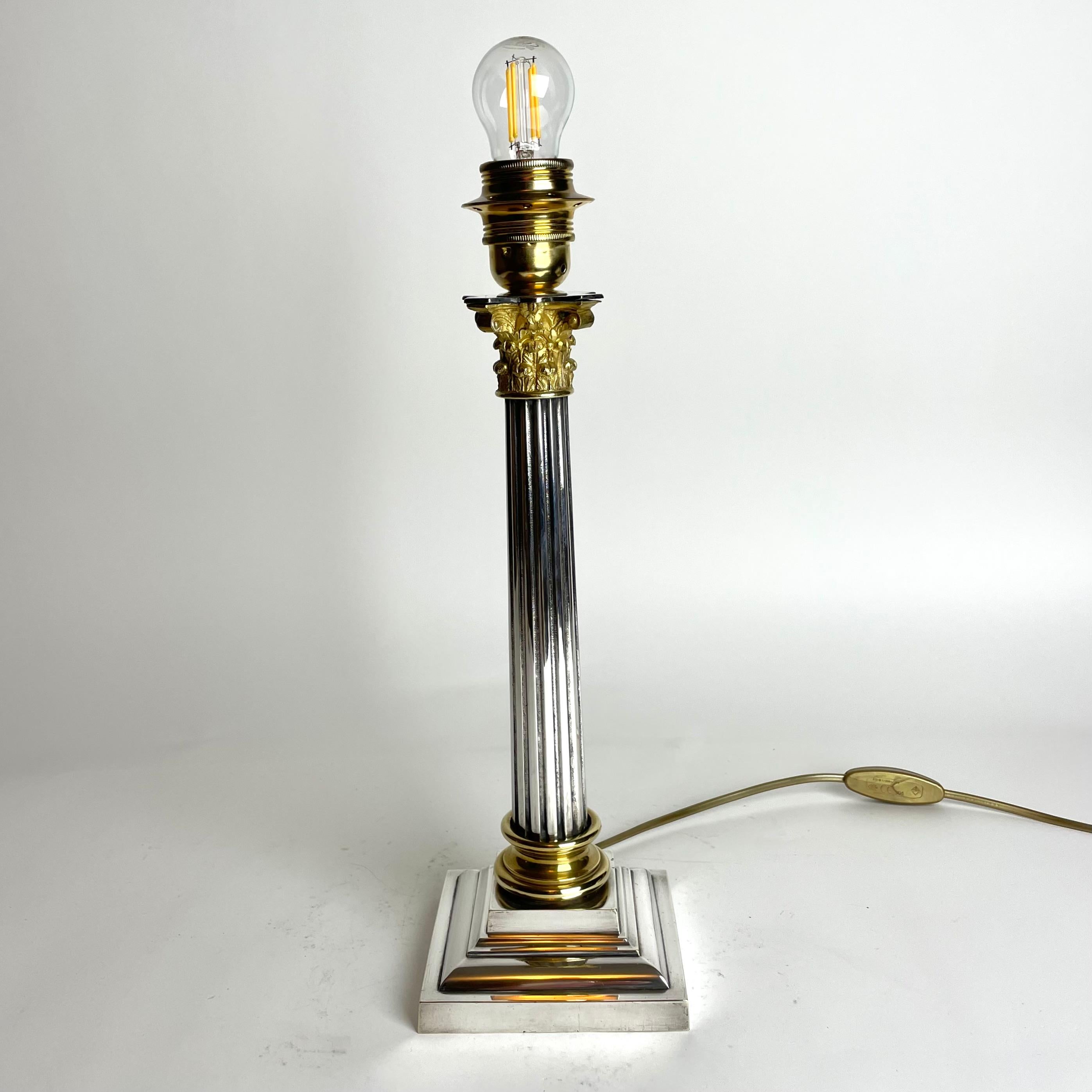 Raffinierte versilberte Tischlampe mit Messingdetails, spätes 19. Jahrhundert (Europäisch) im Angebot