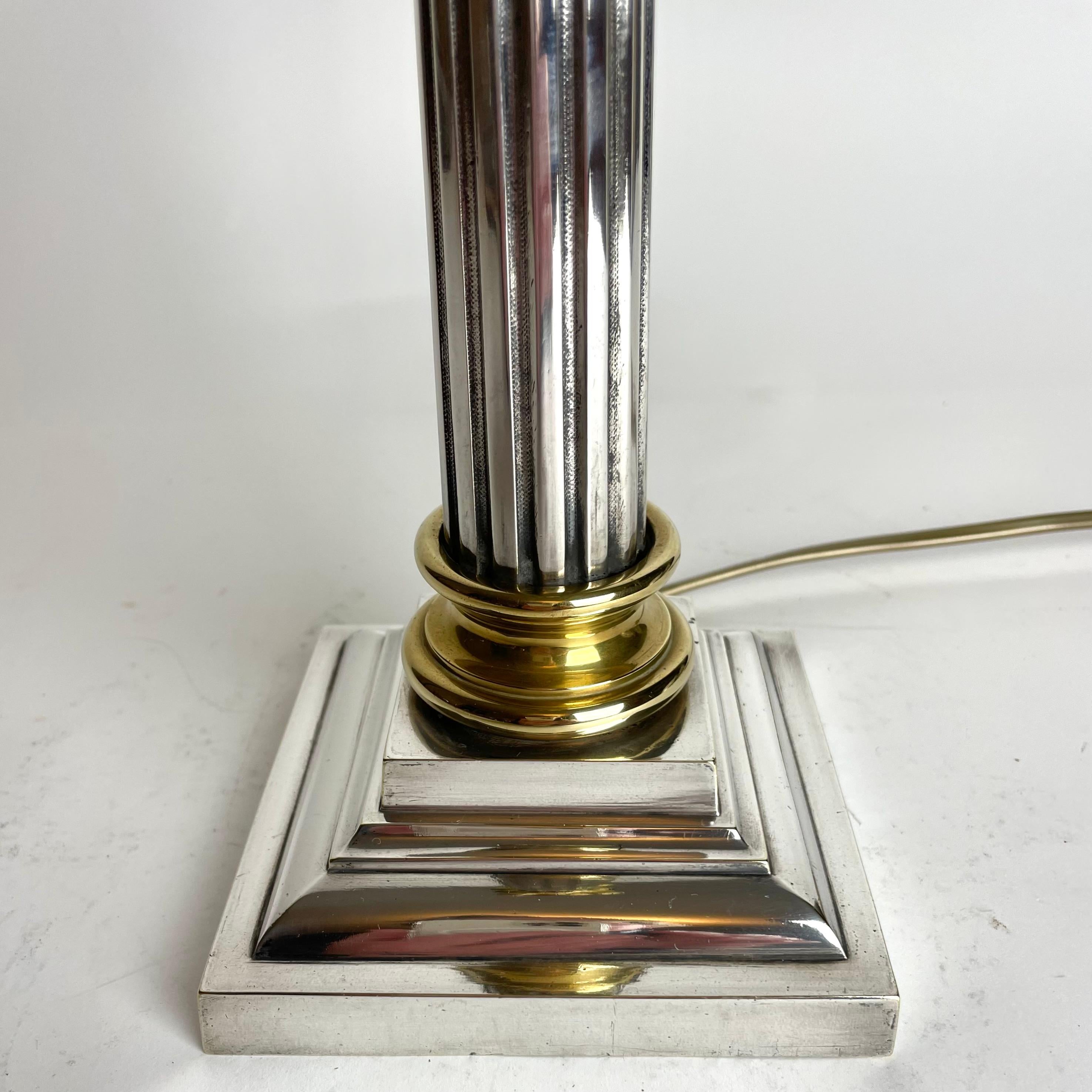 Raffinierte versilberte Tischlampe mit Messingdetails, spätes 19. Jahrhundert (Versilberung) im Angebot