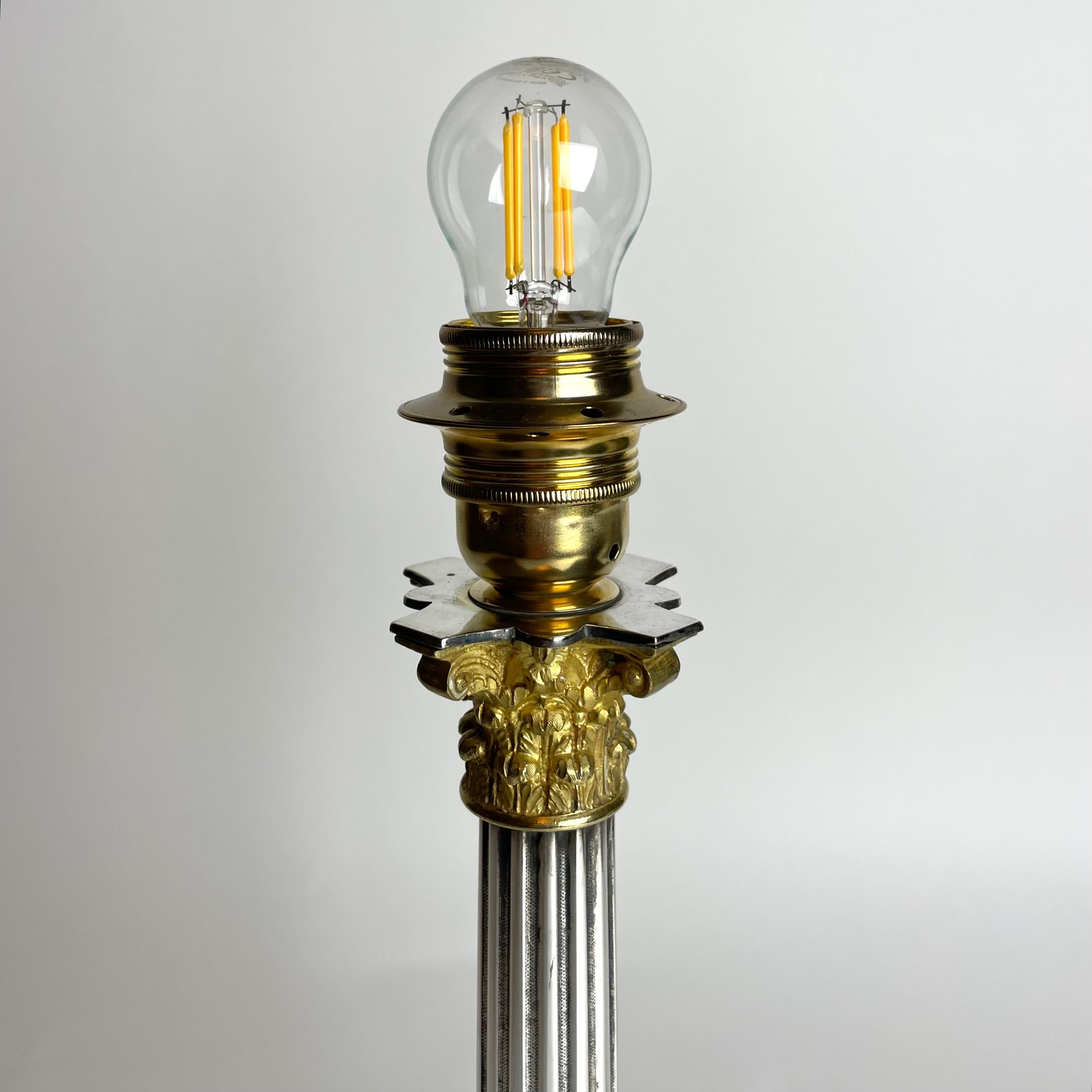 Raffinierte versilberte Tischlampe mit Messingdetails, spätes 19. Jahrhundert im Angebot 2