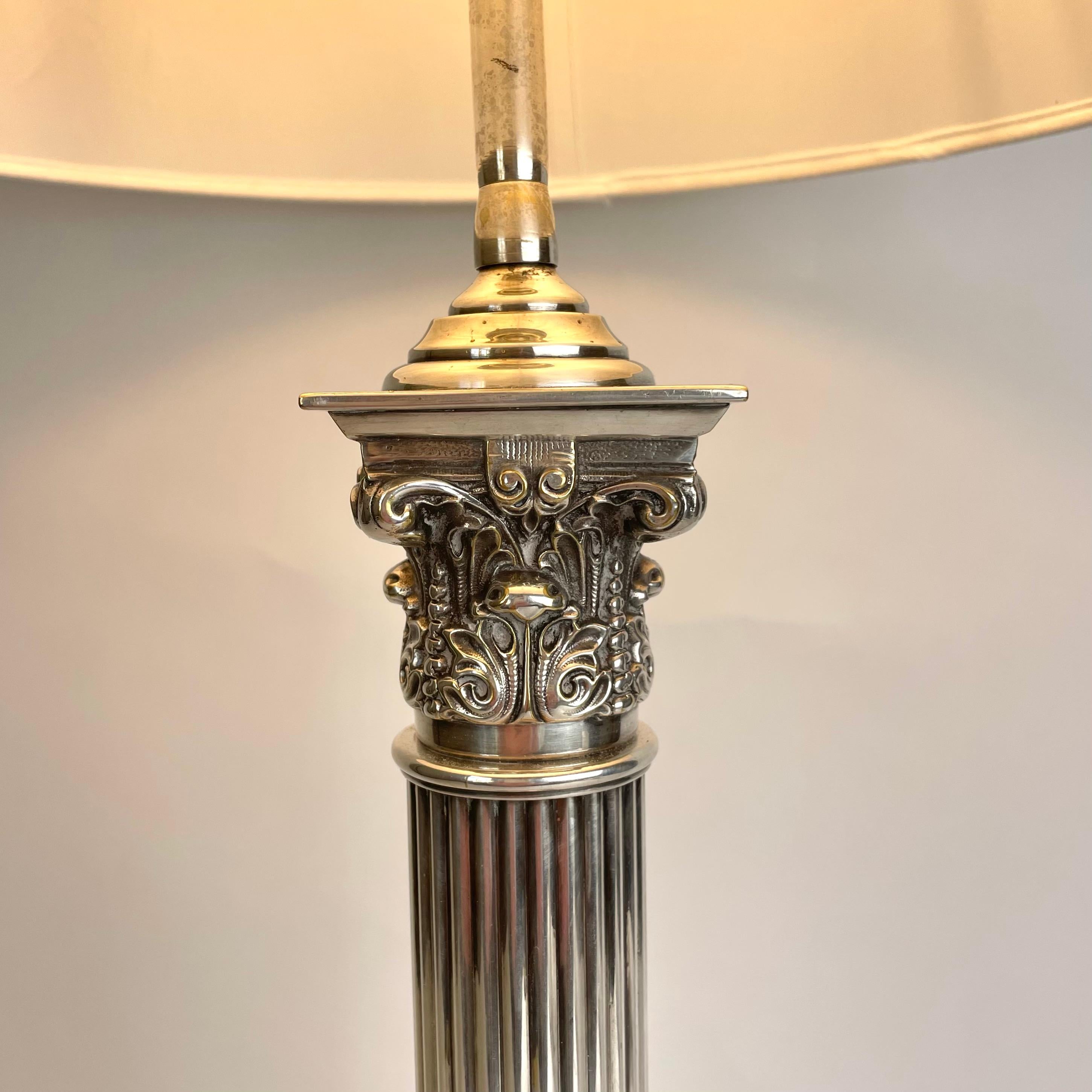 Anspruchsvolle versilberte Tischlampe mit Classic-Säule, Ende 19. Jahrhundert im Angebot 1