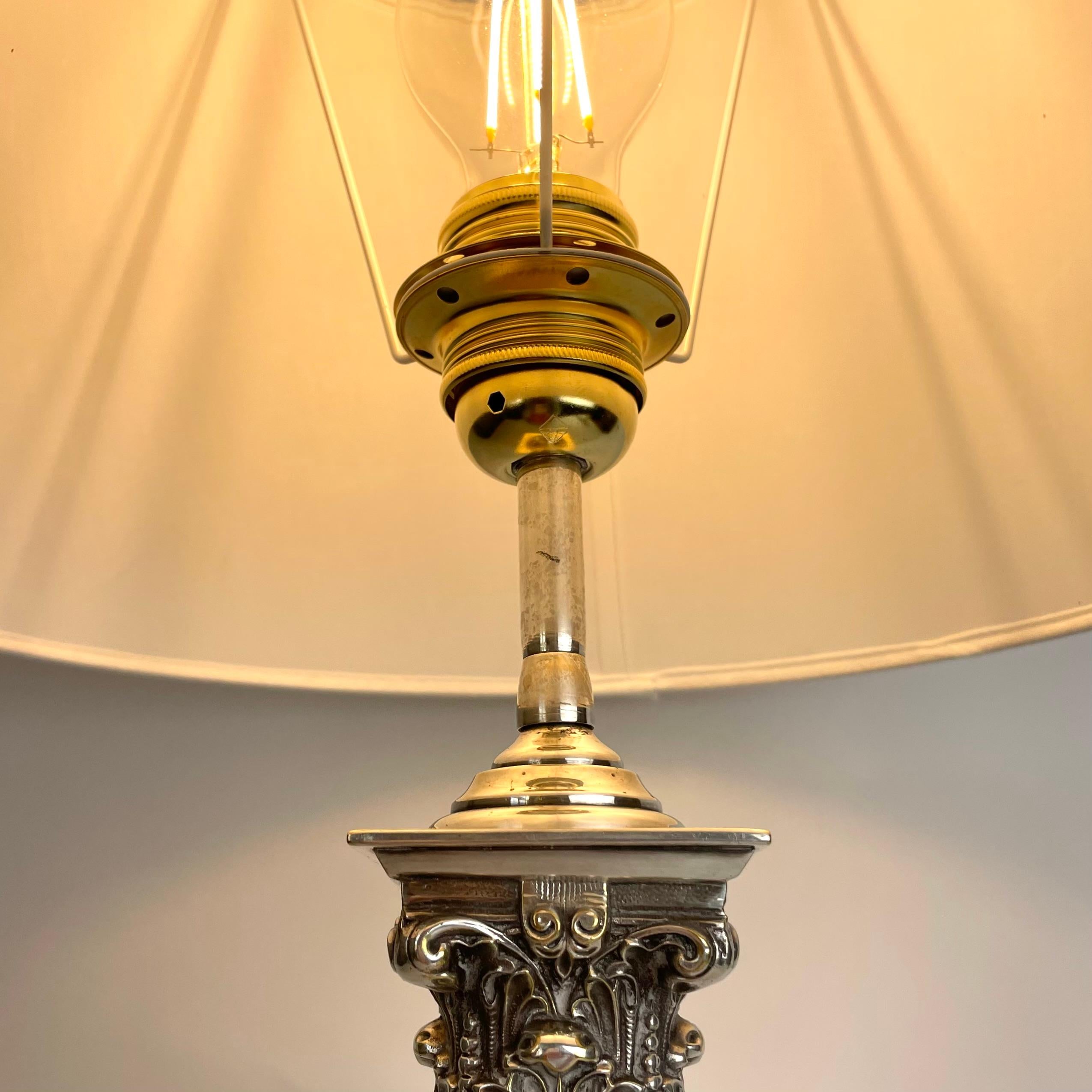 Anspruchsvolle versilberte Tischlampe mit Classic-Säule, Ende 19. Jahrhundert im Angebot 2
