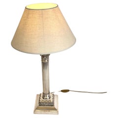 Lampe de table sophistiquée en métal argenté avec colonne Classic, fin du 19e siècle