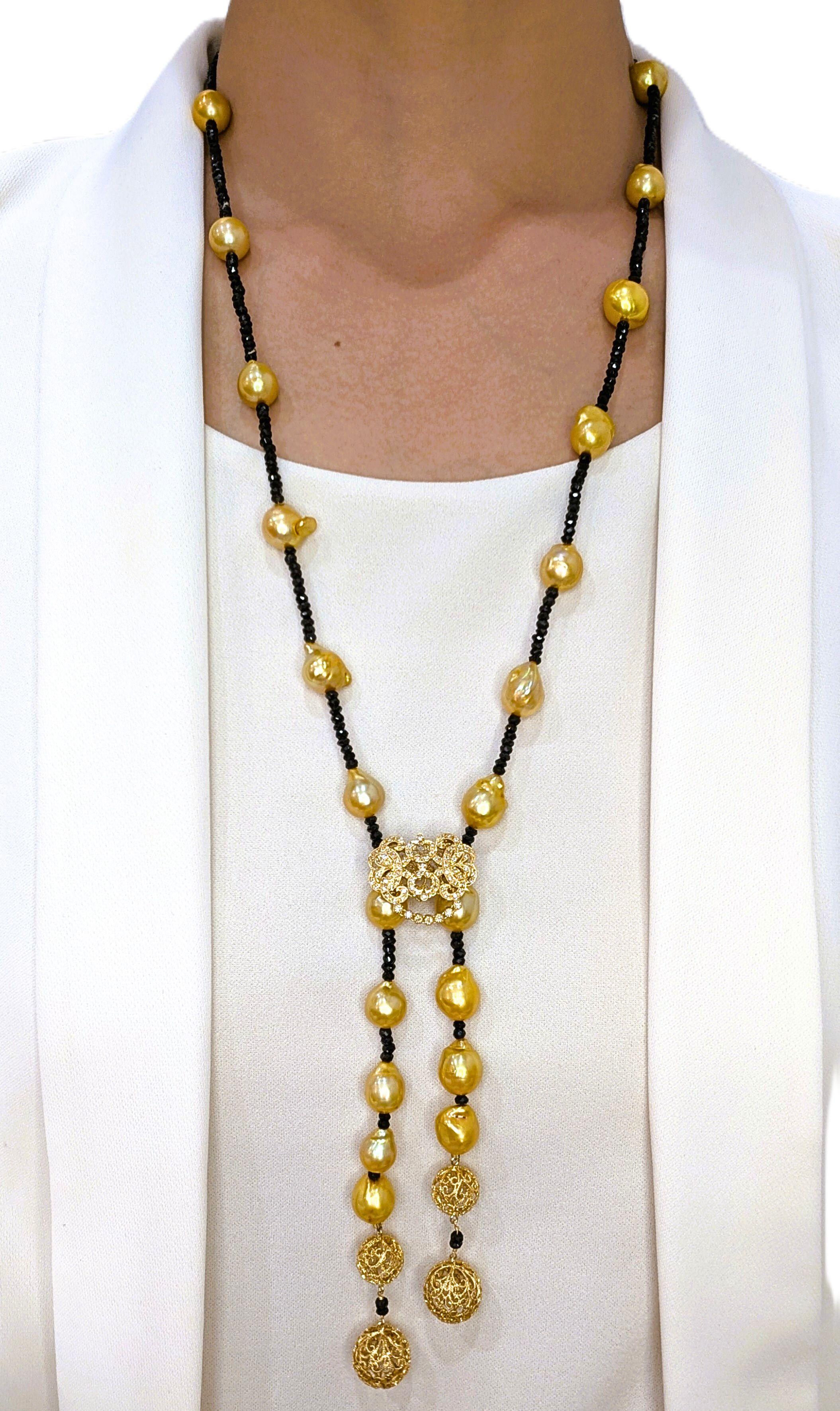 Questa elegante collana combina la bellezza luminosa di 24 perle barocche dorate dei Mari del Sud con l'audace raffinatezza dell'onice nero, creando un sorprendente contrasto di colori e texture. Ad impreziosire il design, 80 diamanti tondi