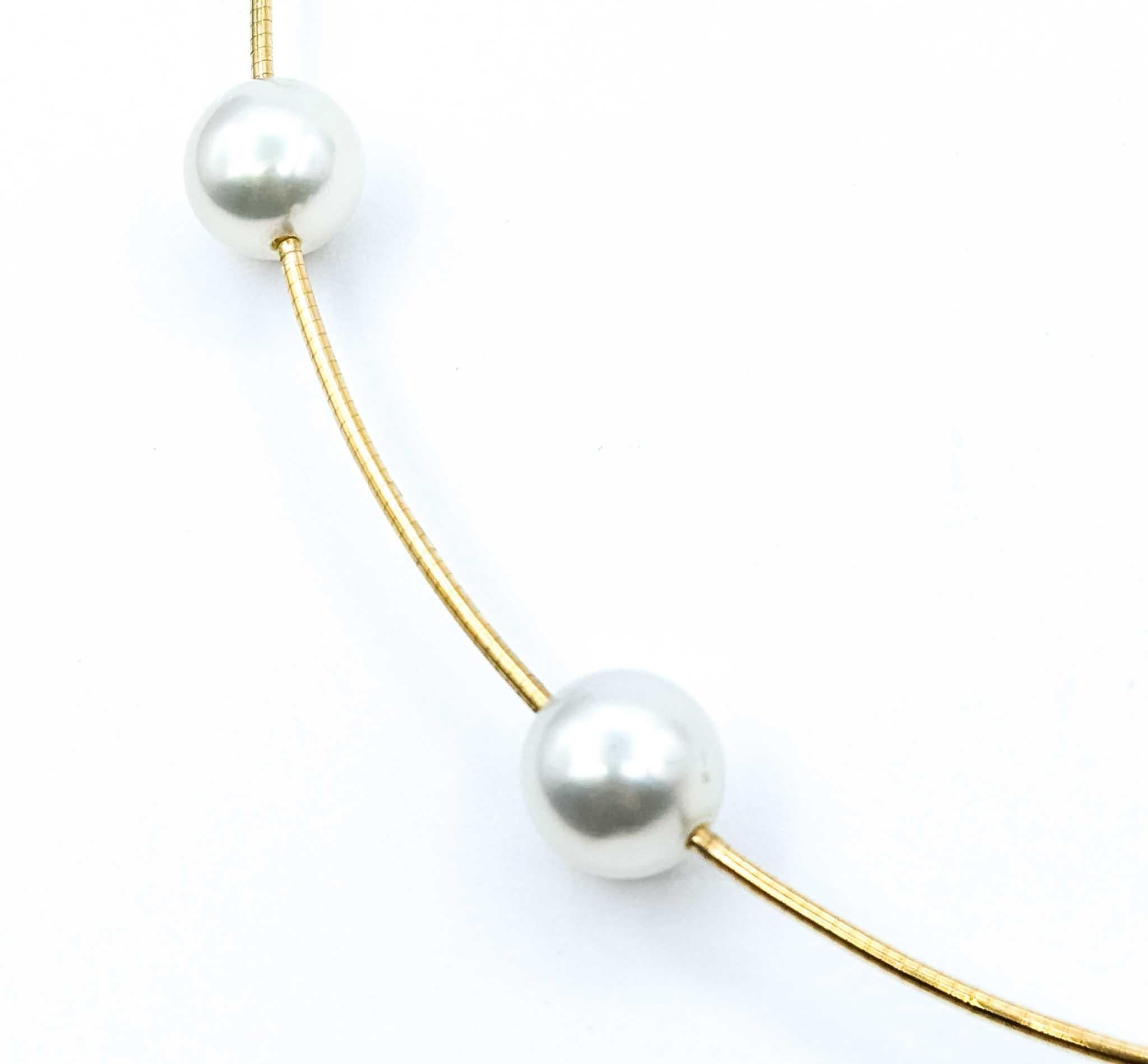 Questa collana è realizzata in oro giallo 18 carati e presenta perle del mare del sud, con un design a stazioni. Le perle del mare del sud misurano circa 9-10 mm ciascuna.

La collana misura circa 16,5 pollici e pesa 15,58 grammi.

225090016
