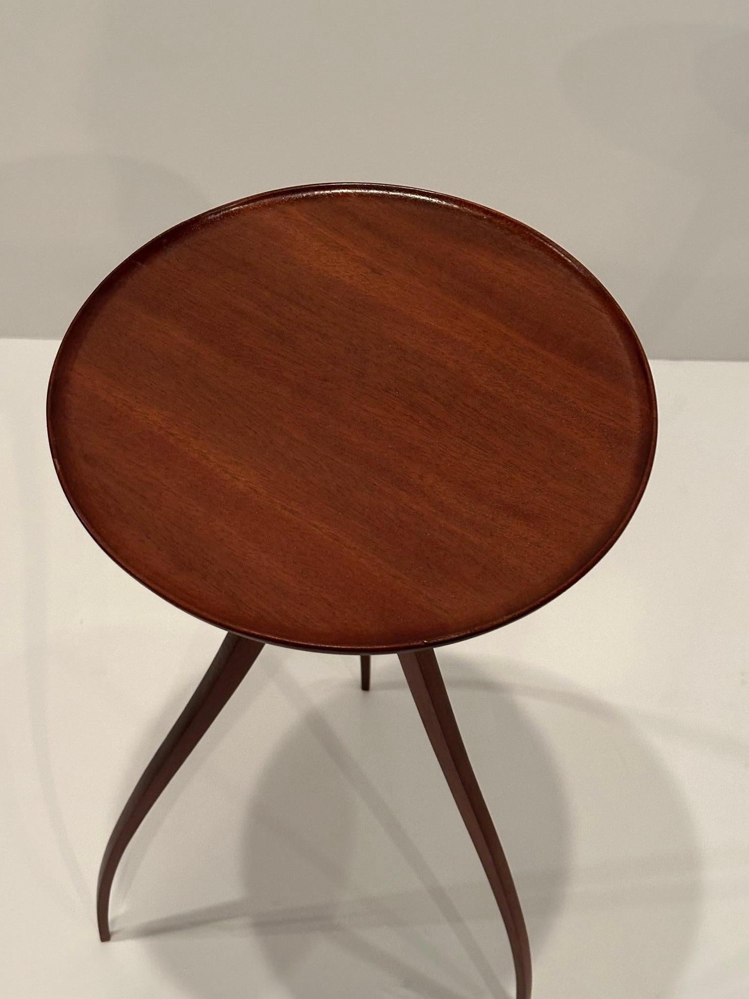 Mid-Century Modern Table d'extrémité ronde sophistiquée dans le style d'Edward Worley en vente