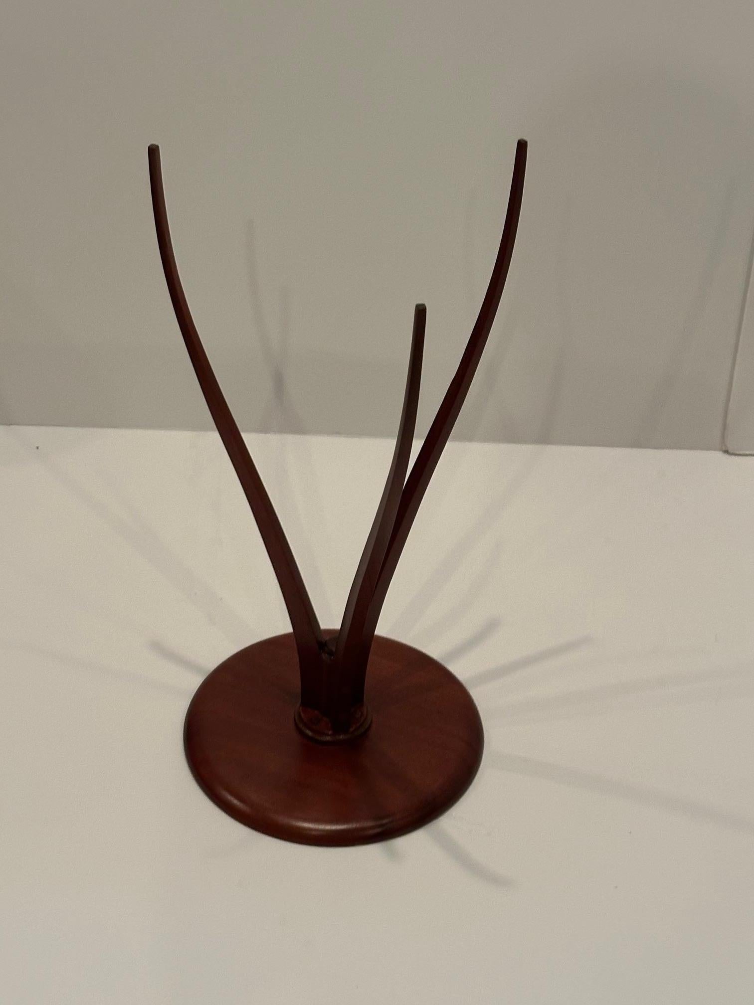 Américain Table d'extrémité ronde sophistiquée dans le style d'Edward Worley en vente