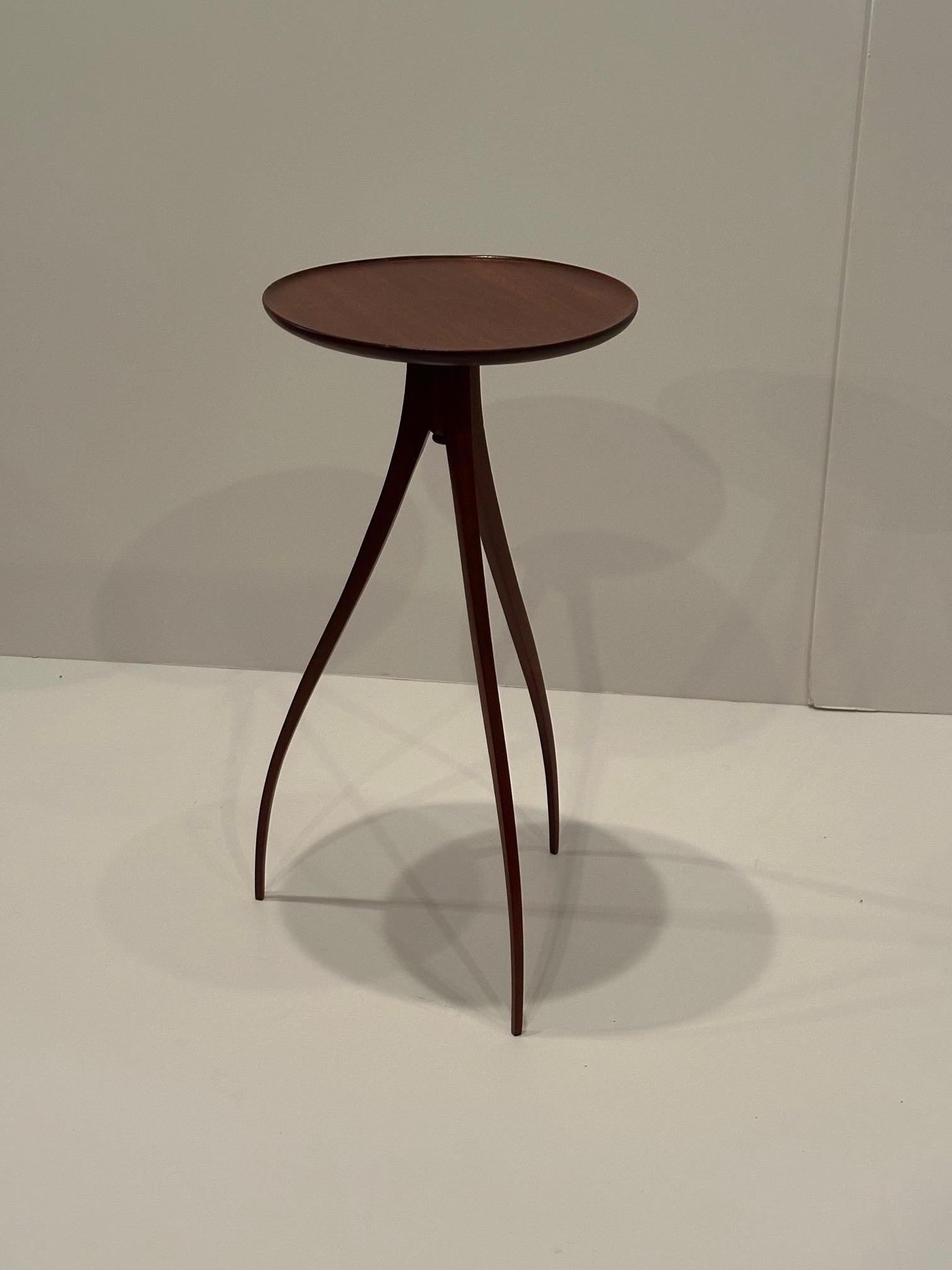Milieu du XXe siècle Table d'extrémité ronde sophistiquée dans le style d'Edward Worley en vente