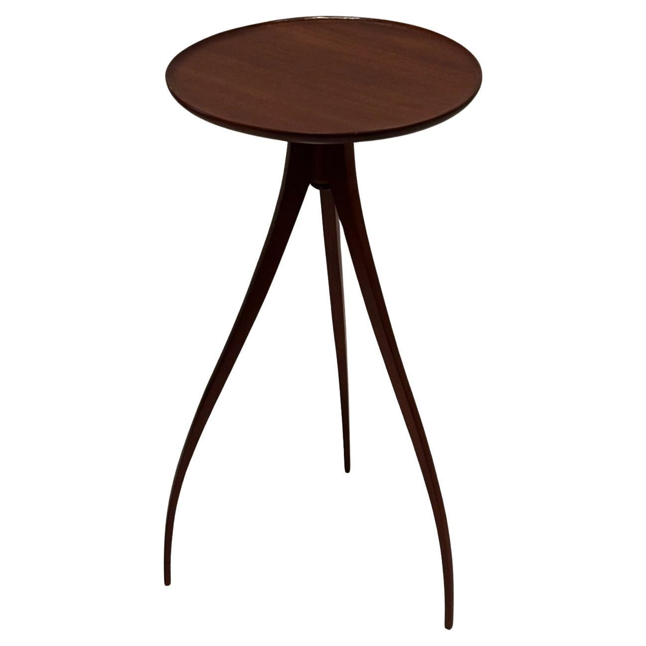 Table d'extrémité ronde sophistiquée dans le style d'Edward Worley