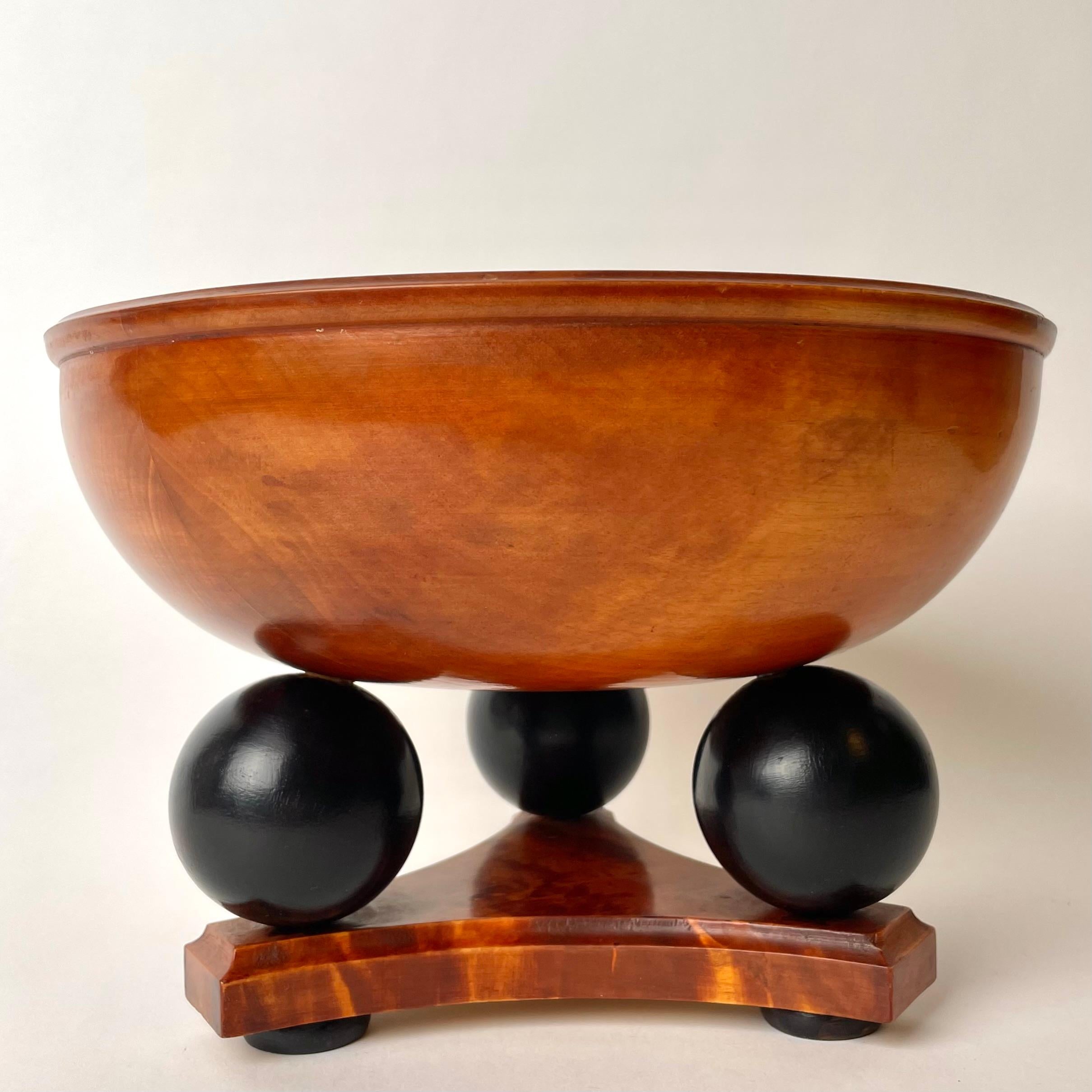 Sophisticated Swedish Bowl in Flame Birch, with Black Details. Art Deco 1920-30s In Good Condition For Sale In Knivsta, SE