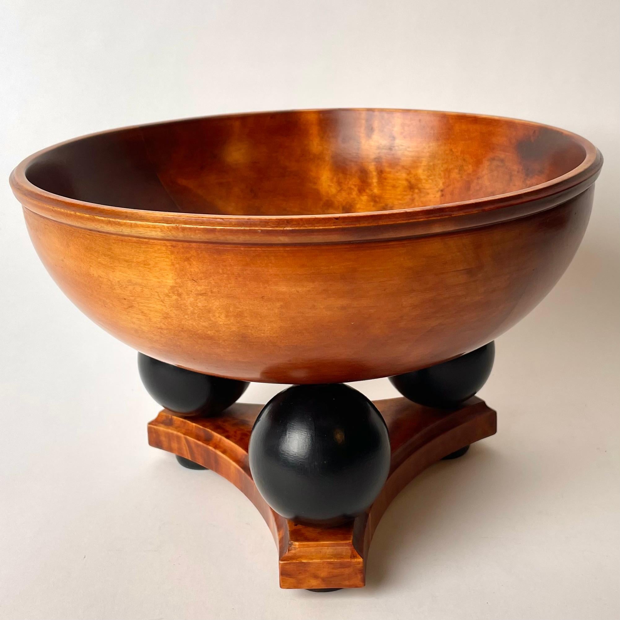 Sophisticated Swedish Bowl in Flame Birch, with Black Details. Art Deco 1920-30s For Sale 1