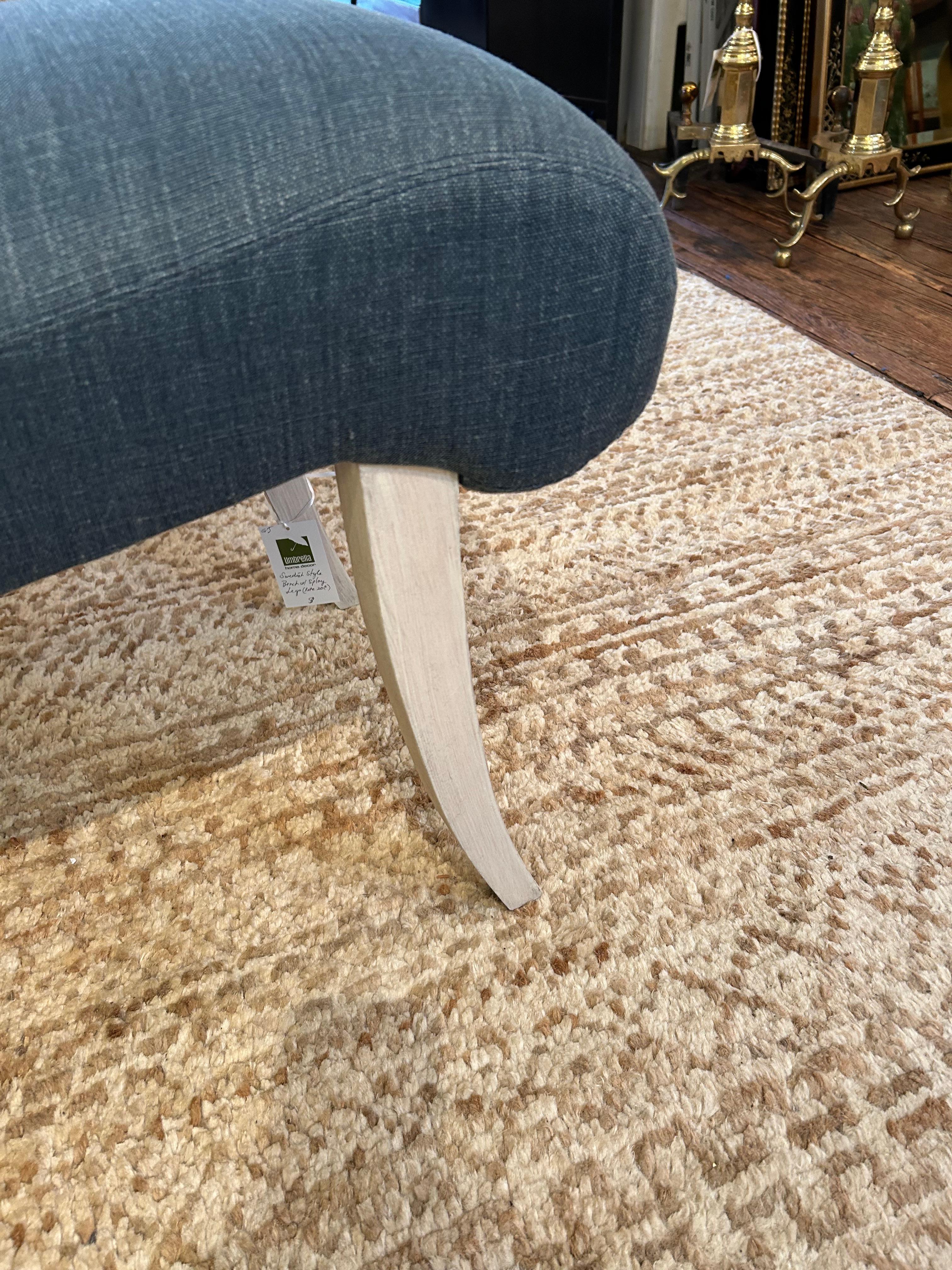 Tappezzeria Sofisticata panca in stile svedese con belle gambe stese e nuova tappezzeria in vendita