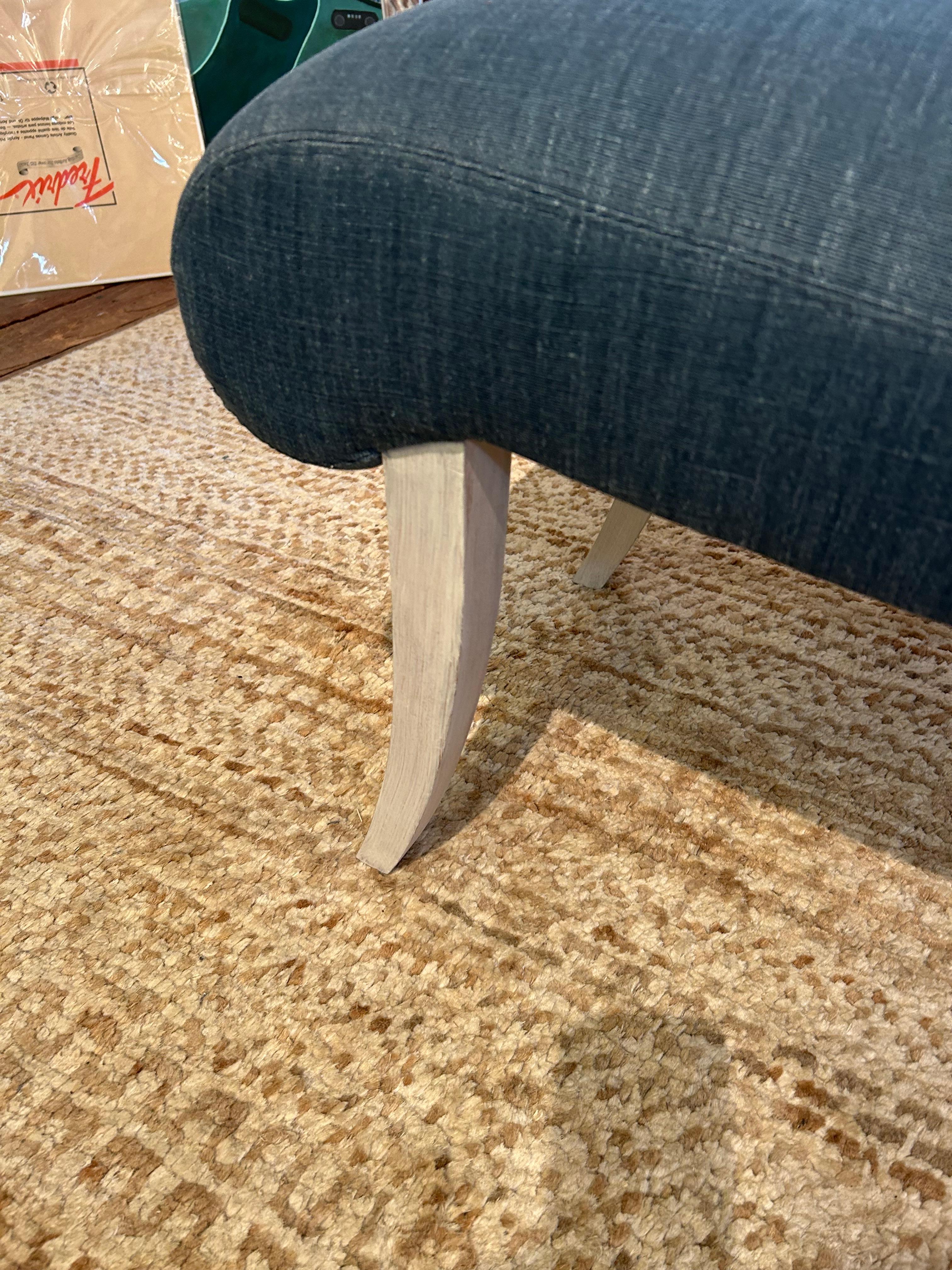 Sofisticata panca in stile svedese con belle gambe stese e nuova tappezzeria in vendita 1