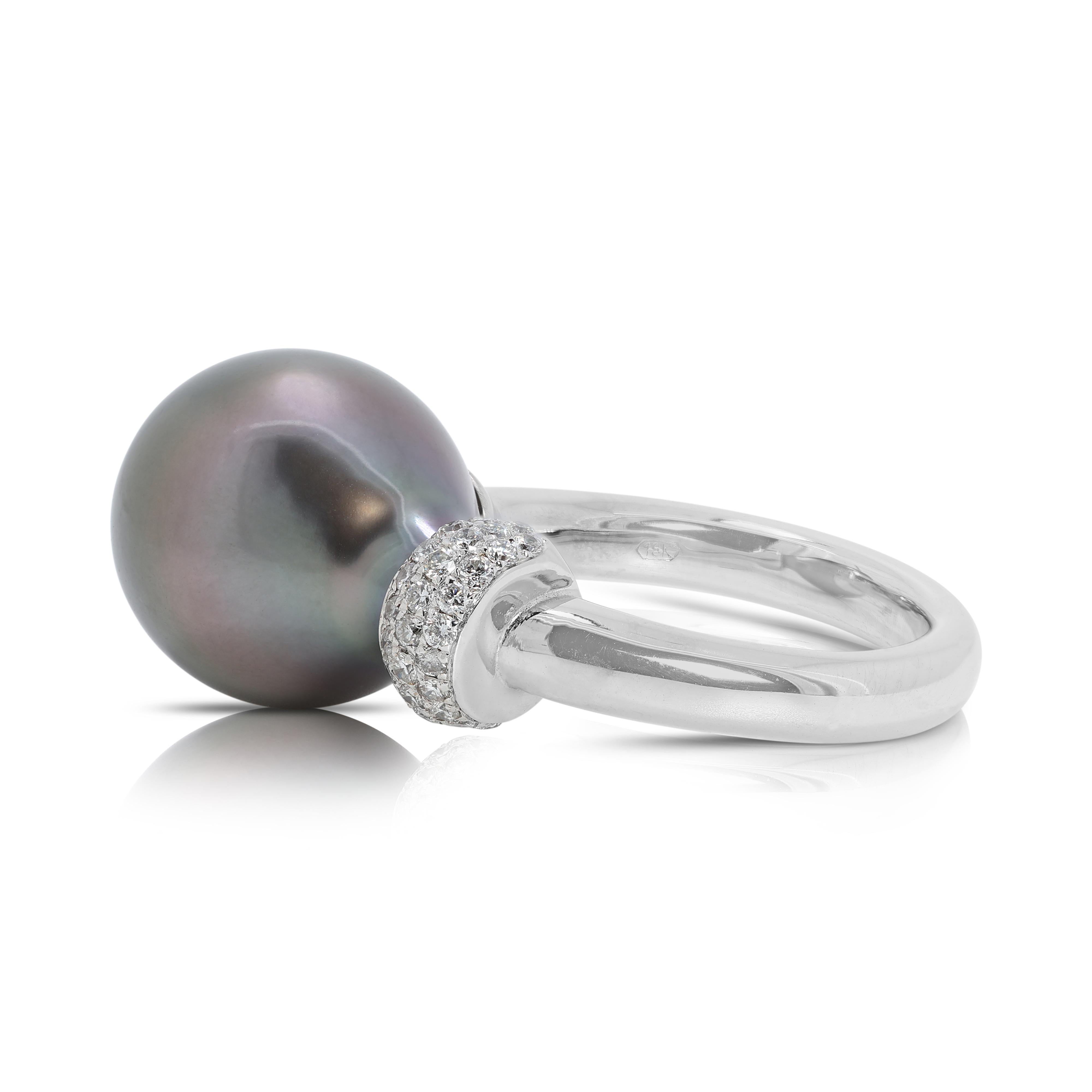 Sophisticated Tahitian Pearl Ring with Natural Diamonds in 18K White Gold In Excellent Condition For Sale In רמת גן, IL