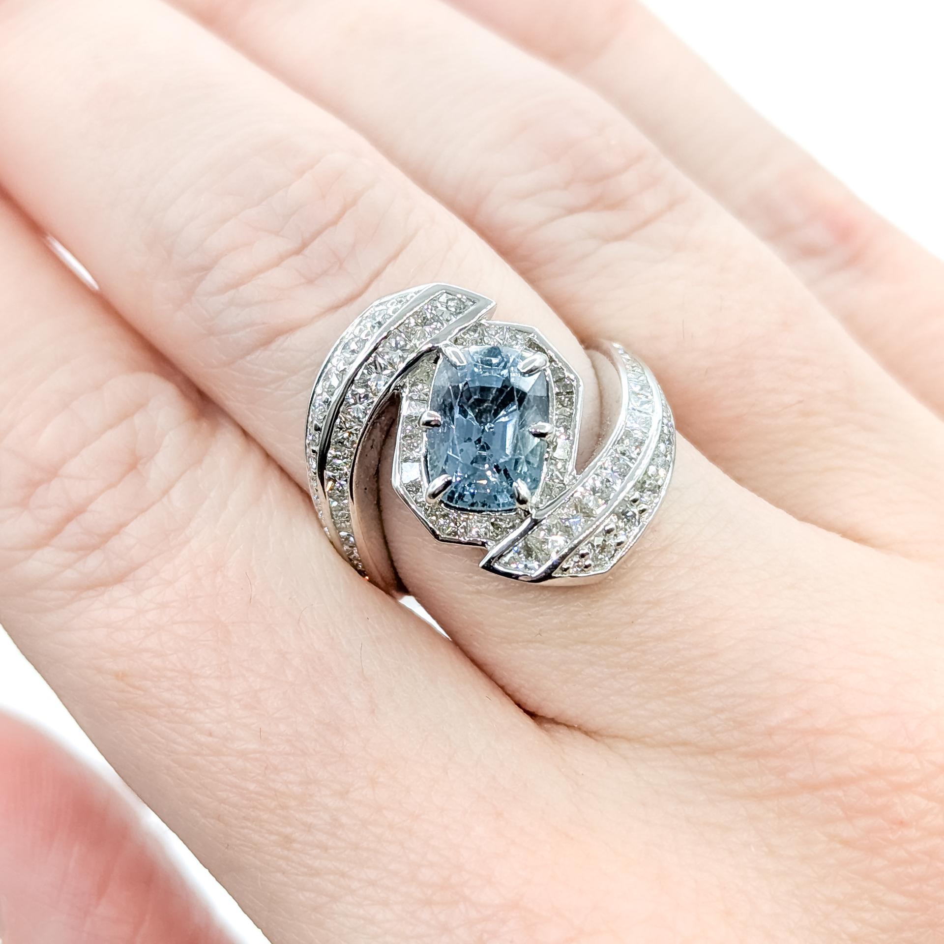 Taille ovale Bague sophistiquée en saphir de Birmanie non chauffé et diamant en platine en vente