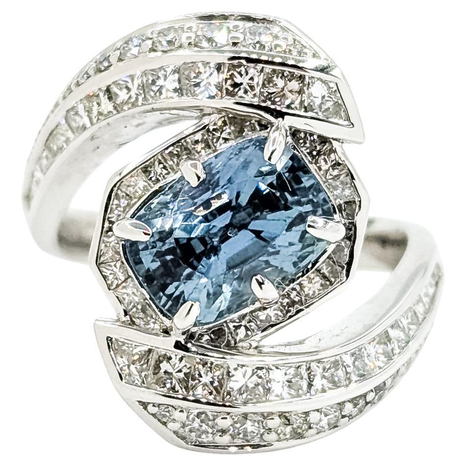 Bague sophistiquée en saphir de Birmanie non chauffé et diamant en platine en vente
