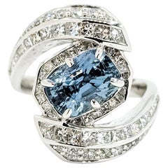 Raffinierter Ring aus Platin mit unerhitztem Burma-Saphir und Diamant