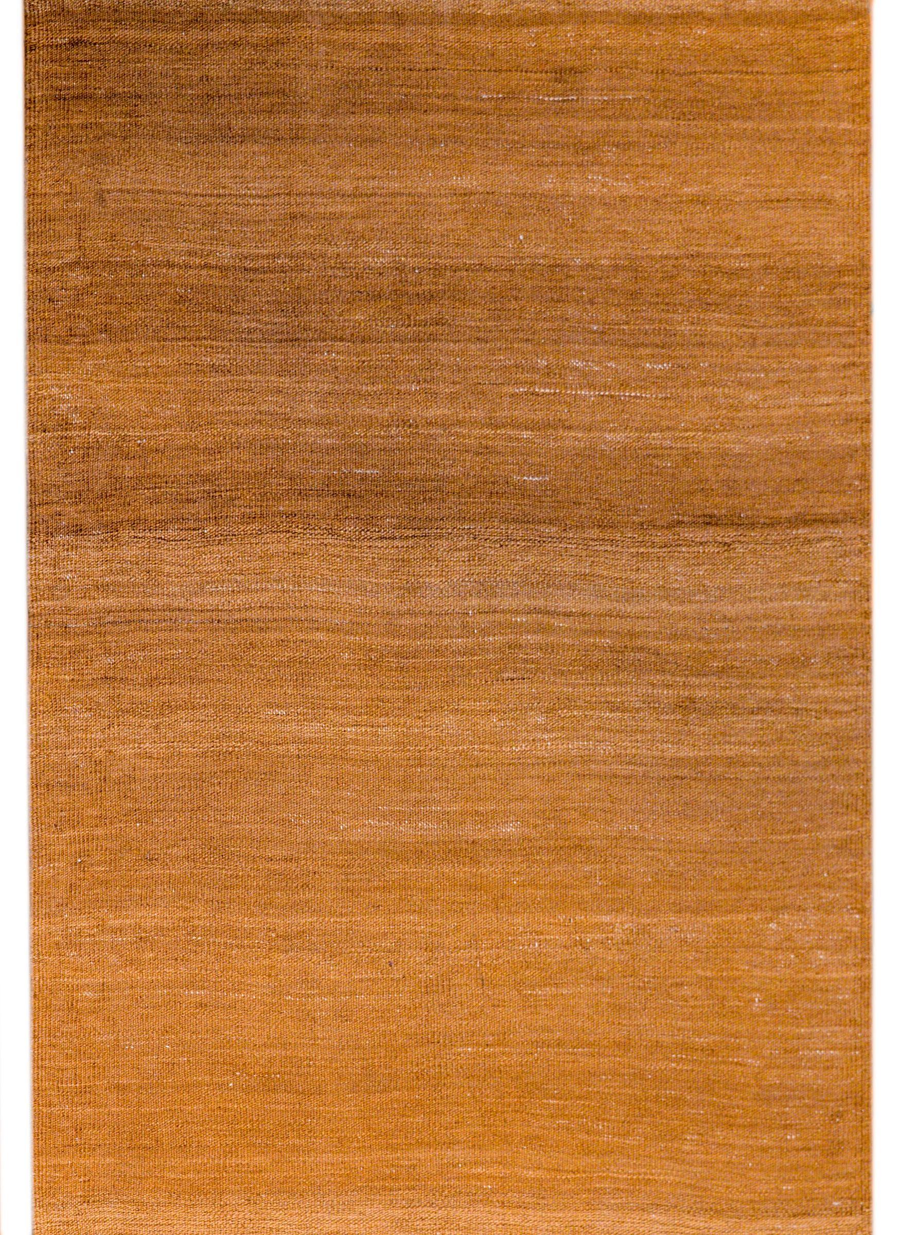 Un élégant tapis Kilim Persan du milieu du 20ème siècle, tissé en laine brune naturelle non teintée, donnant au tapis un motif de couleur variée.