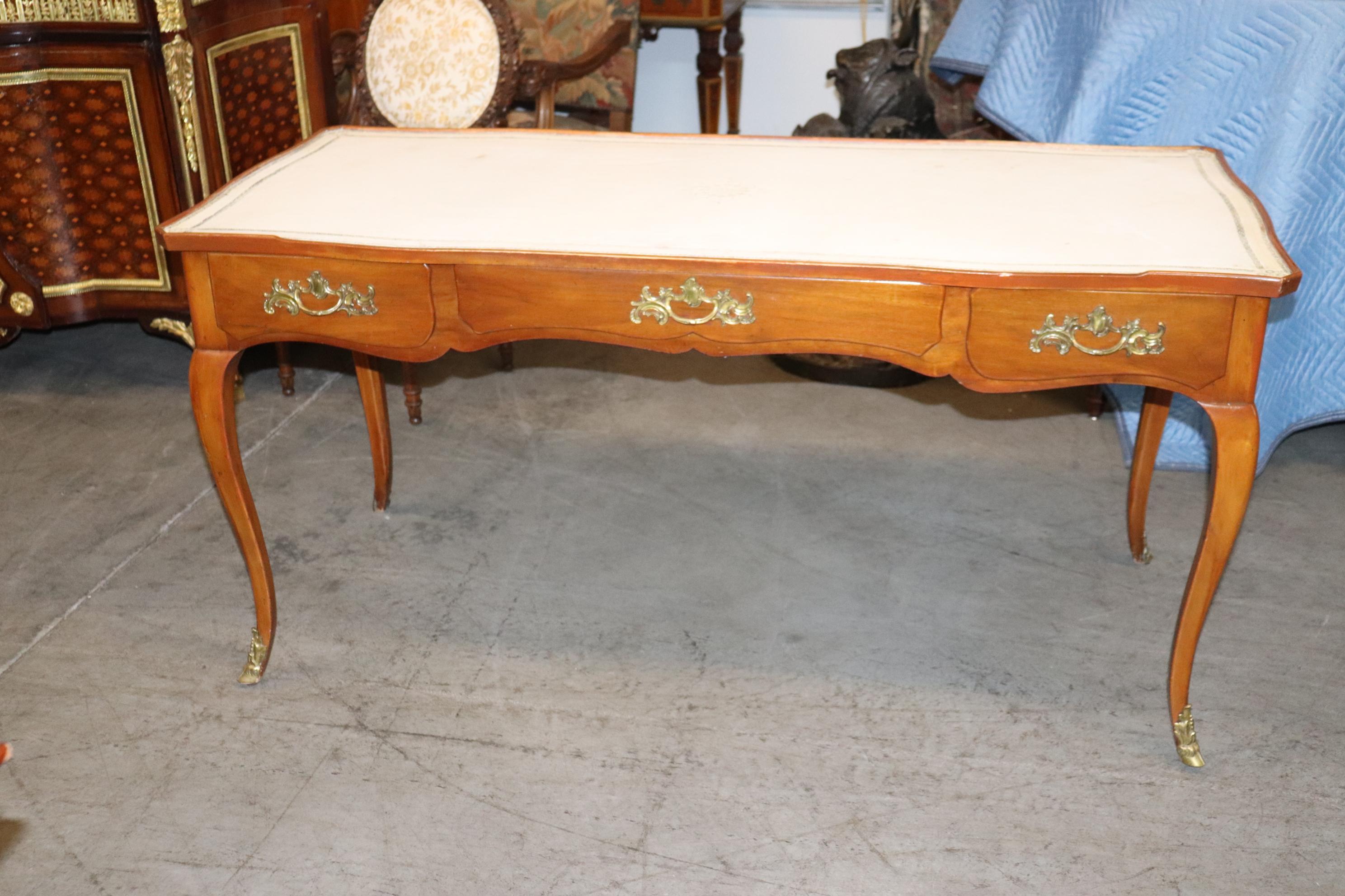 This is a fantastic Beacon Hill superb quality French Louis XV style writing desk. The desk is in very good used condition and has a gorgeous white embossed leather top and features beautiful bronze ormolu too. The desk a complete set of working