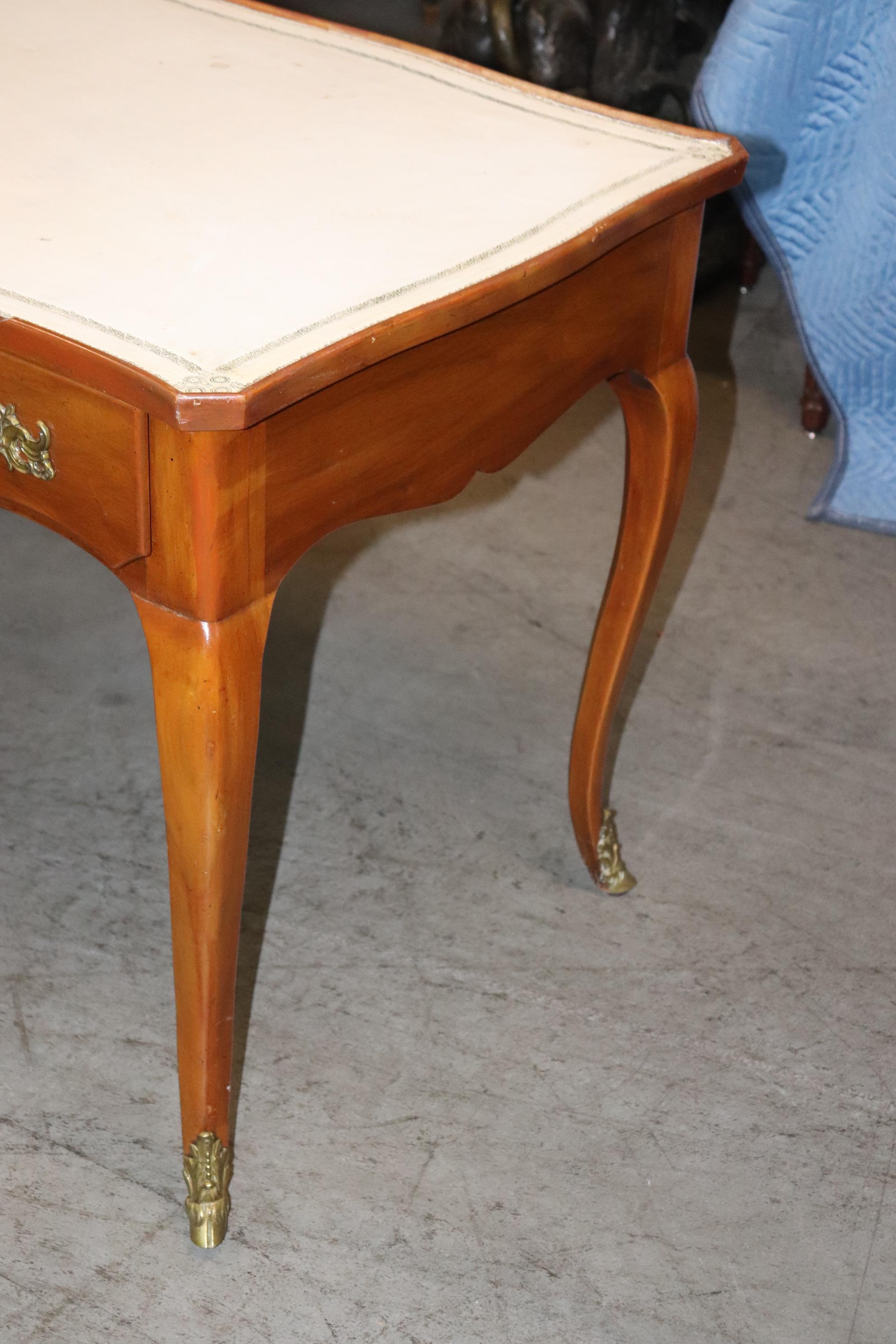 Sophisticated White Embossed Leather Top Walnut French Louis XV Style Desk In Good Condition In Swedesboro, NJ