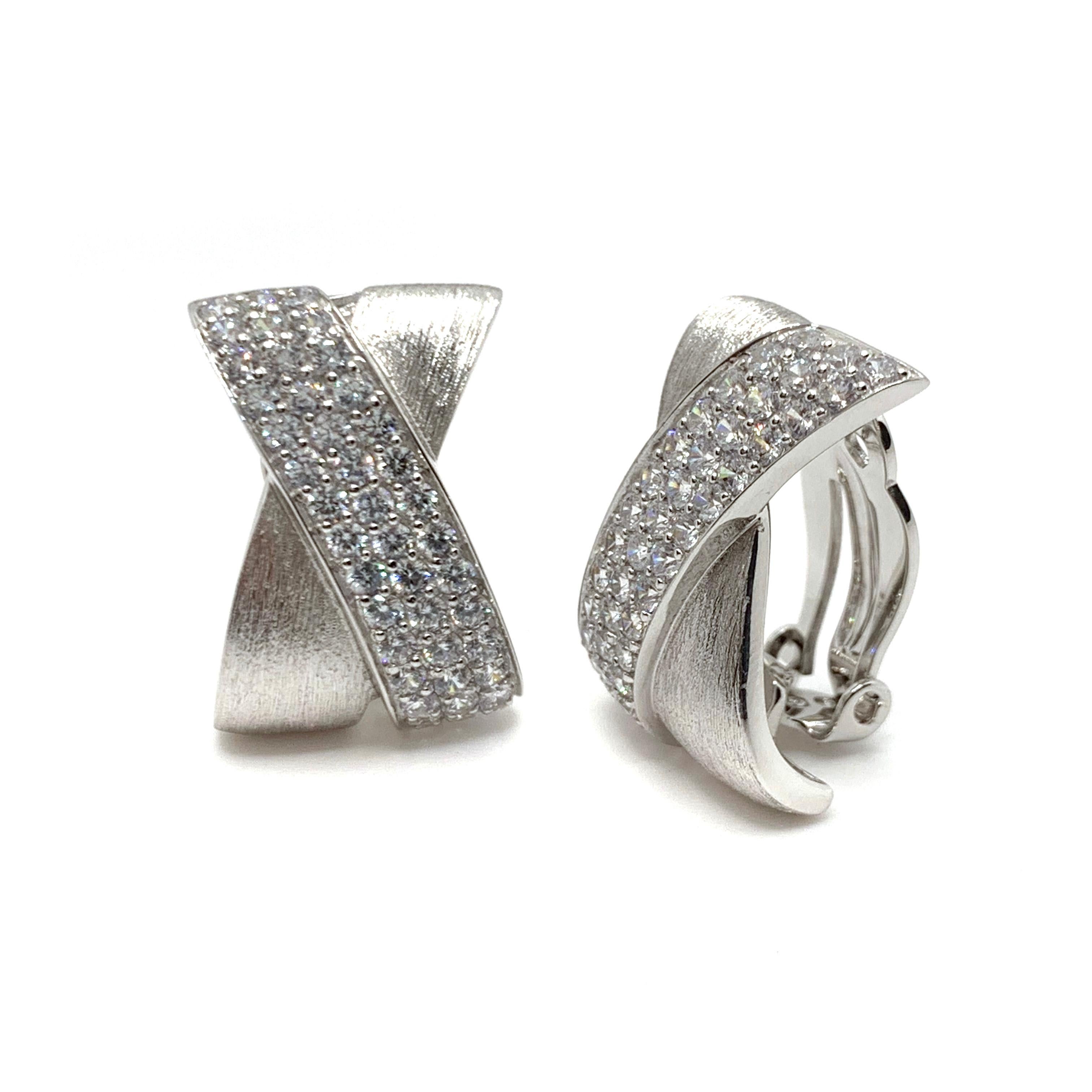 Bijoux Num's Sophisticated X-shape Pave and Sterling Silver Clip-on Earrings

These classic and sophisticate-style earrings feature 90pcs of round simulated diamonds pave-handset in platinum rhodium plated sterling silver, large and comfortable clip