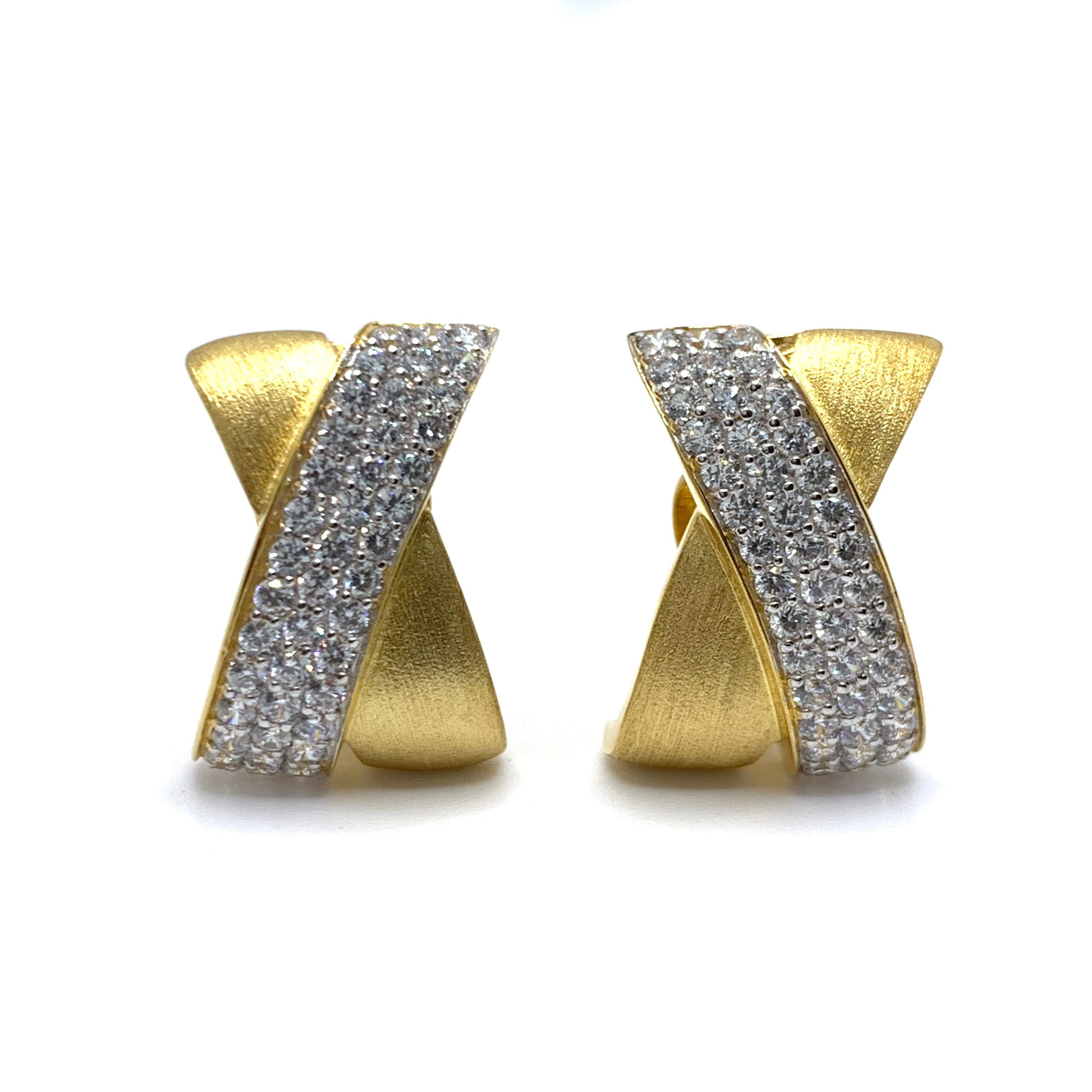 Bijoux Num's Sophisticated X-shape Pave and Vermeil Clip-on Earrings

These classic and sophisticate-style earrings feature 90pcs of round simulated diamonds pave-handset in 18k yellow gold vermeil over sterling silver, large and comfortable clip