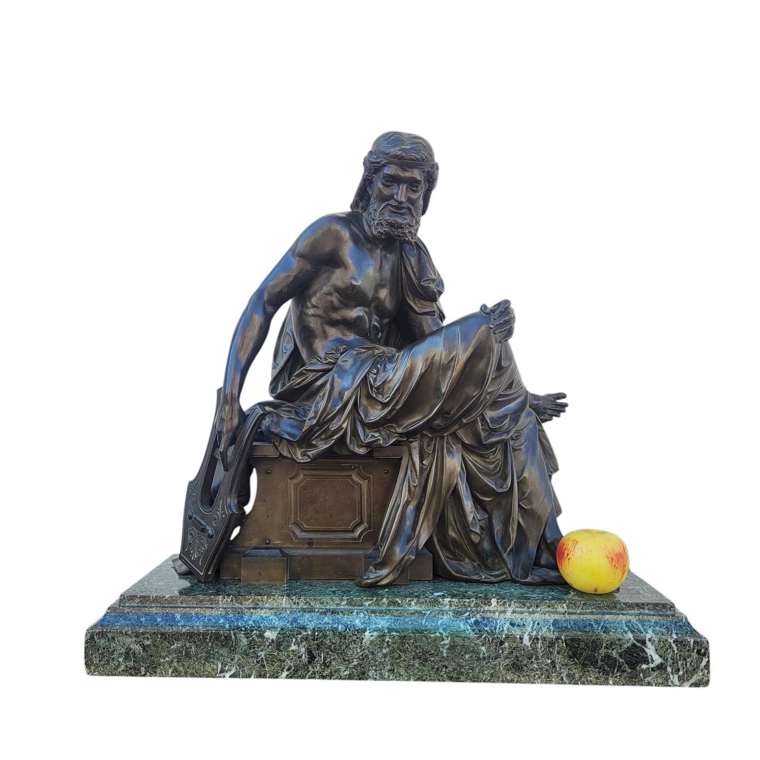 Grande scultura in bronzo con patina marrone, raffigurante il drammaturgo greco Sofocle: è seduto e tiene una lira nella mano destra, accanto alla quale si vedono i titoli delle tragedie che scrisse: Edipo Re, Aiace, Electra...  

Bronzo con bella