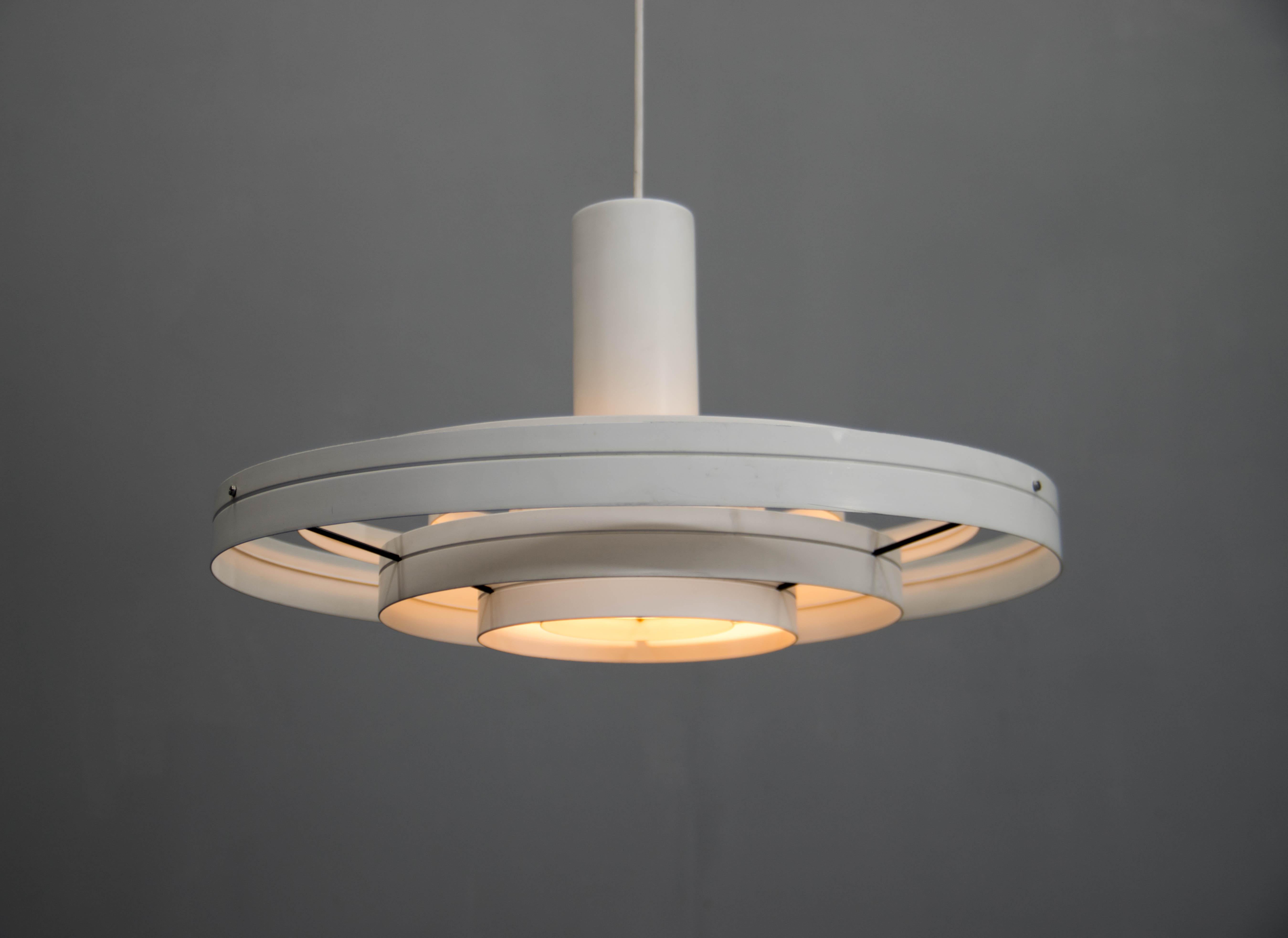 Sophus Frandsen Fibonnacci pendant light in white finish.
Danish architect Sophus Frandsen created the Fibonacci light, his timeless Classic for Fog & Mørup, in the early 1960s, and it was one of the company’s most expensive lights. The Fibonacci