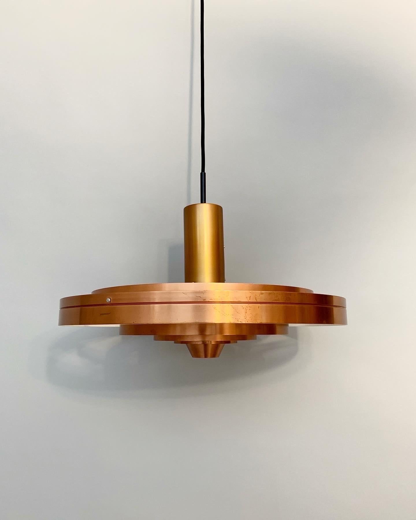 Rare copper pendant designed by Sophus Frandsen for Fog & Mørup in 1963.

Awarded the gold medal at the Leipzig fair in 1967. Described as „technical lighting perfection combined with architectural beauty“ on the fact sheet by Fog & Mørup.

Made